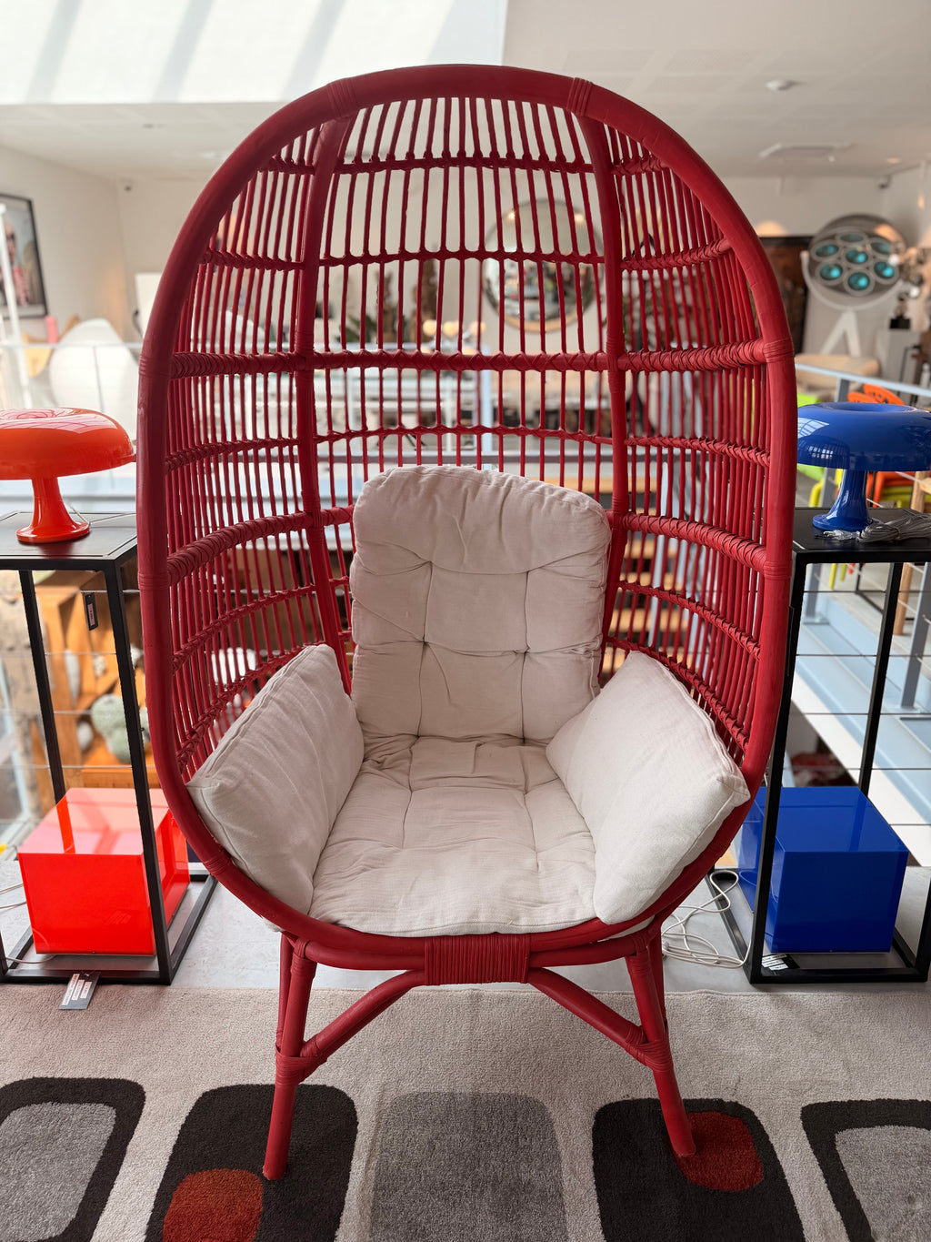 Fauteuil "Œuf" tressé – Coloris Rouge Passoa