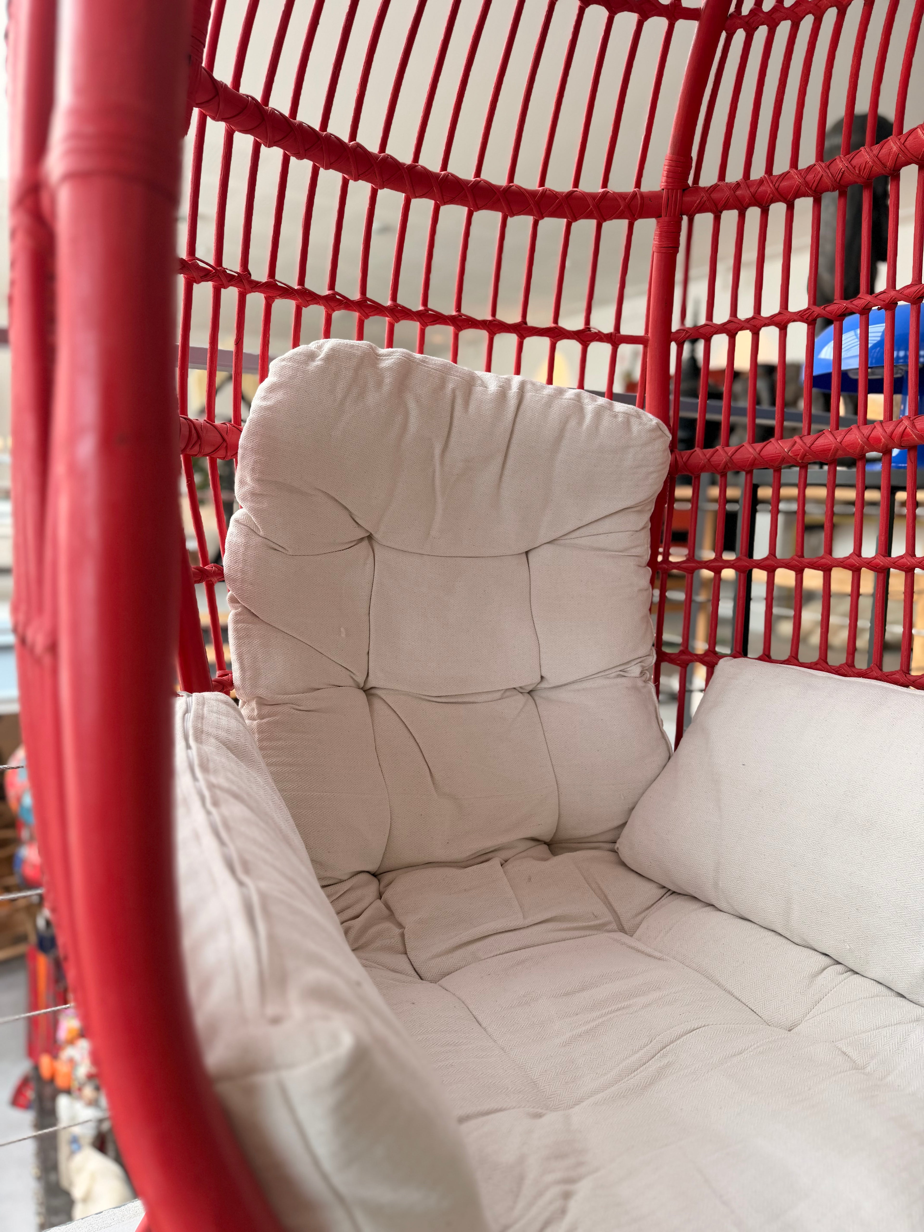 Fauteuil "Œuf" tressé – Coloris Rouge Passoa