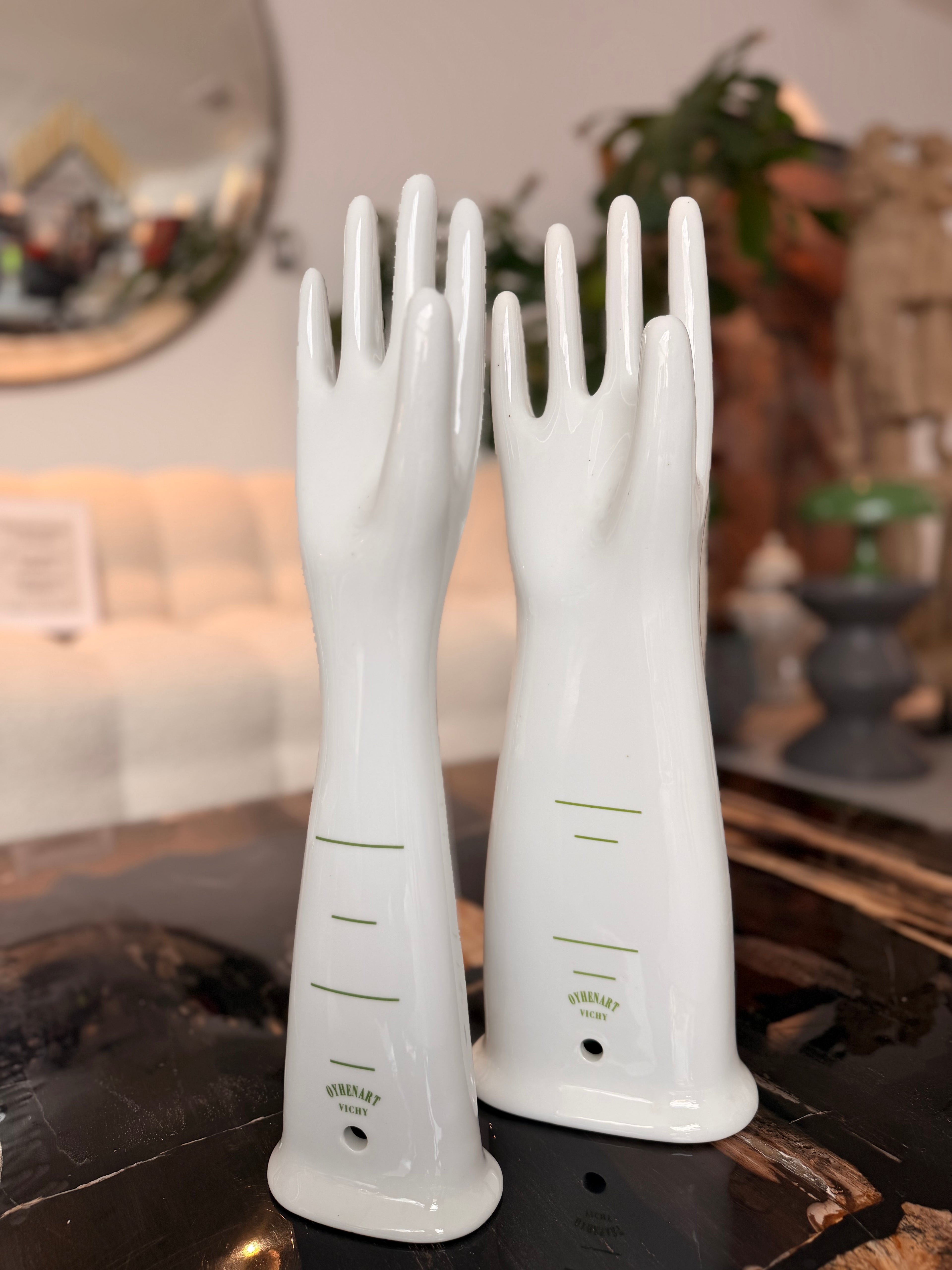 Paire de Mains Sculpturales en Porcelaine – Anciens Moules à Gants Oyhenart Vichy, Circa 1950