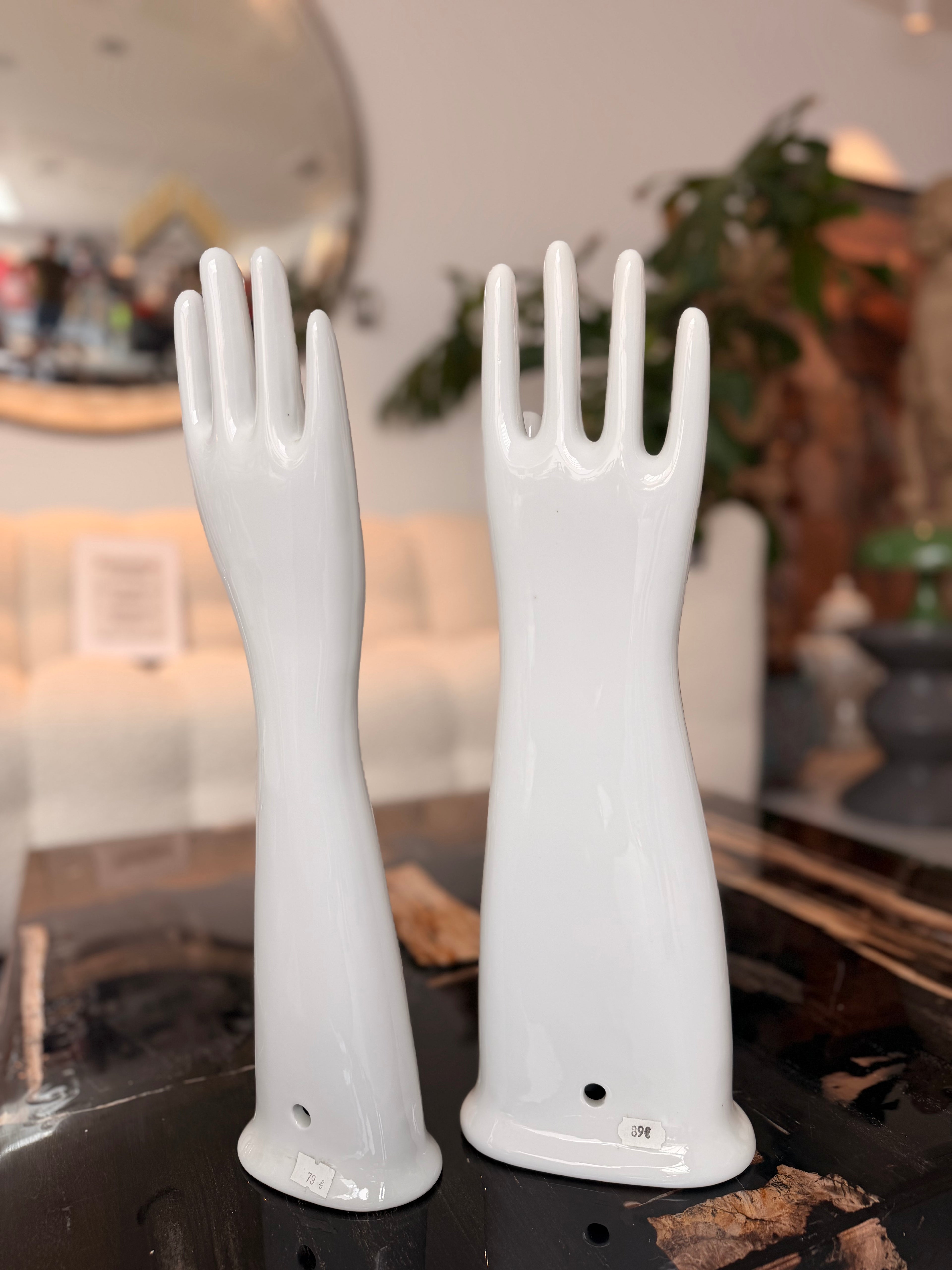 Paire de Mains Sculpturales en Porcelaine – Anciens Moules à Gants Oyhenart Vichy, Circa 1950