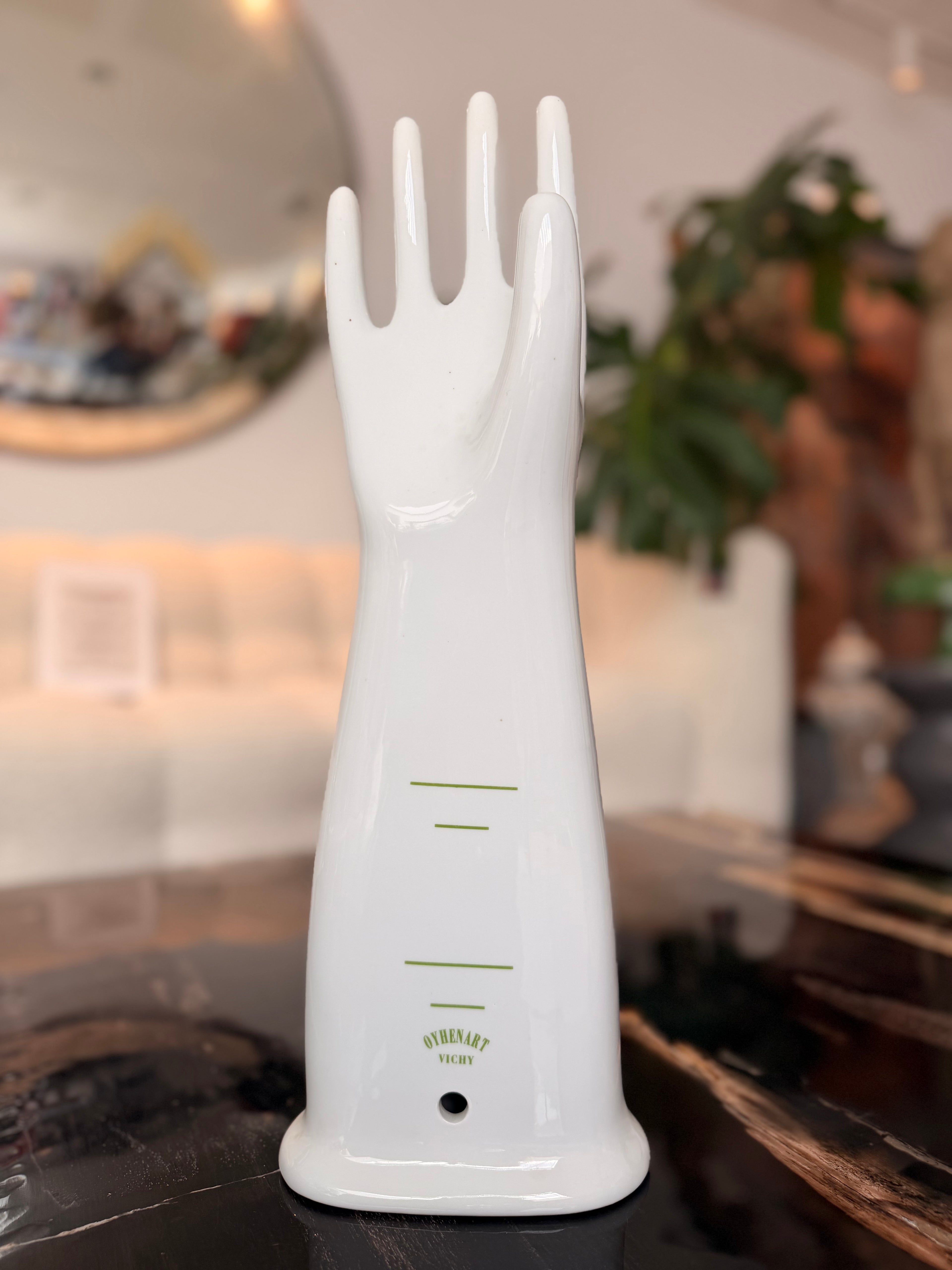 Paire de Mains Sculpturales en Porcelaine – Anciens Moules à Gants Oyhenart Vichy, Circa 1950