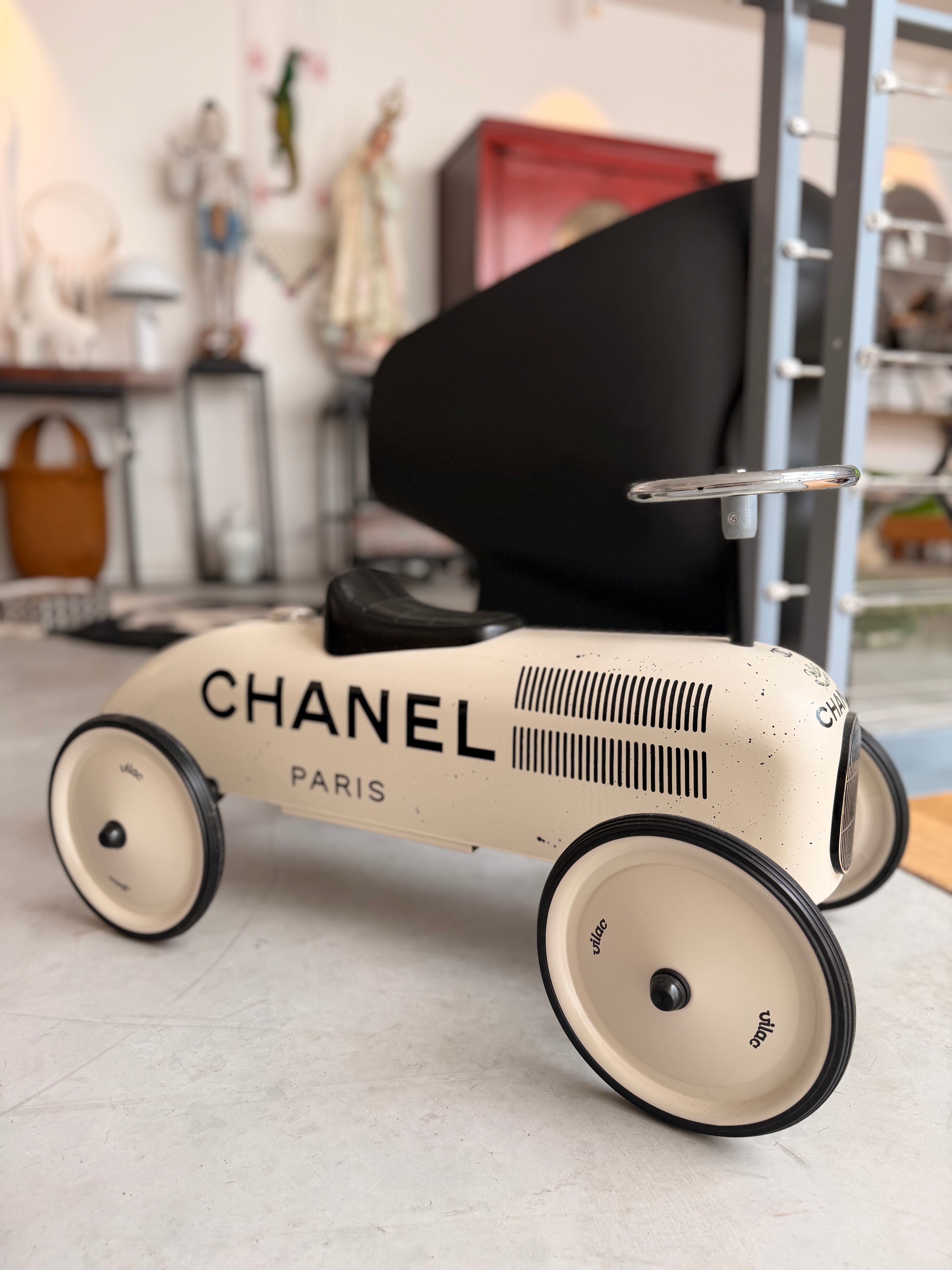 Voiture Porteur Vilac Customisée "Chanel" – Œuvre d'Art Signée Art Pej (Édition Limitée 1/20)