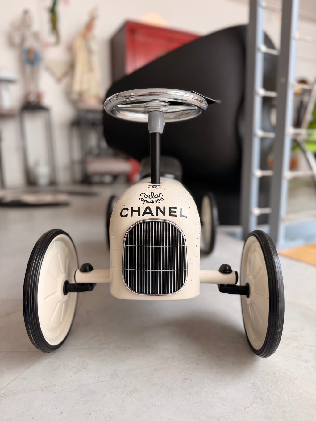 Voiture Porteur Vilac Customisée "Chanel" – Œuvre d'Art Signée Art Pej (Édition Limitée 1/20)