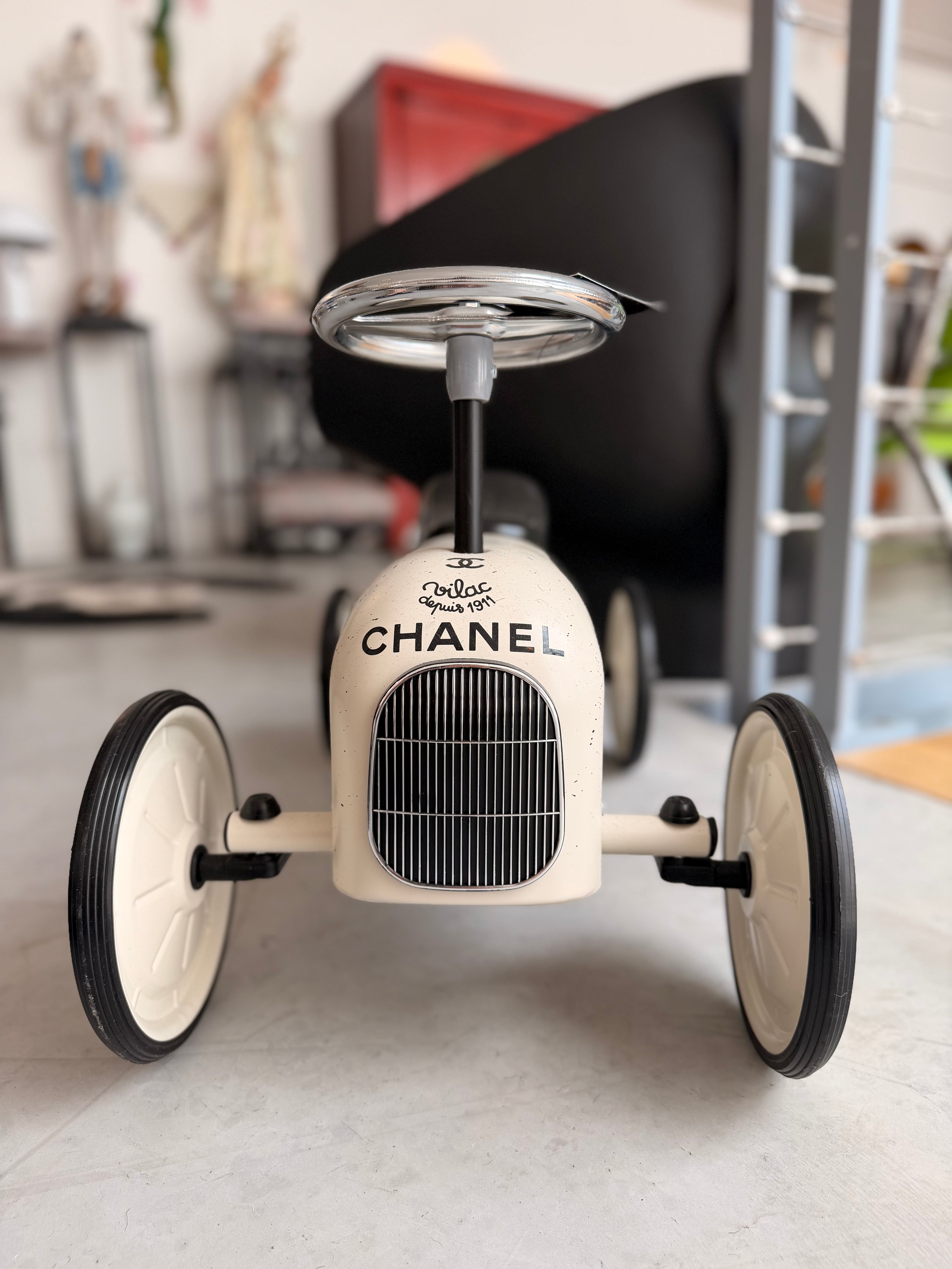 Voiture Porteur Vilac Customisée "Chanel" – Œuvre d'Art Signée Art Pej (Édition Limitée 1/20)