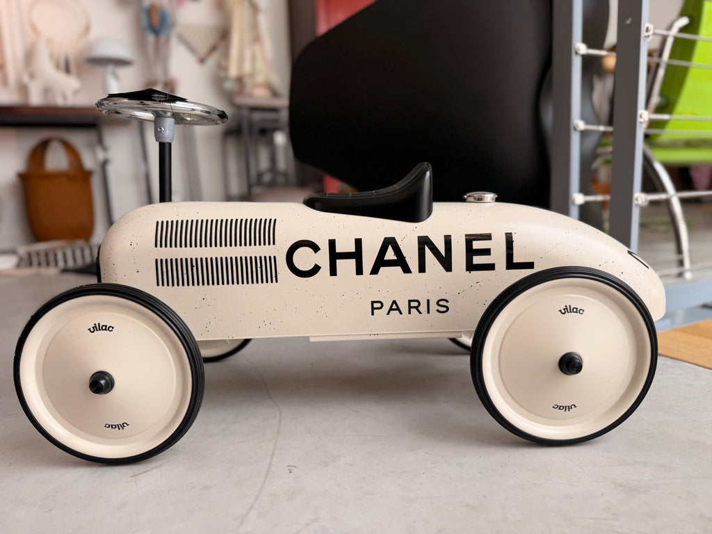 Voiture Porteur Vilac Customisée "Chanel" – Œuvre d'Art Signée Art Pej (Édition Limitée 1/20)