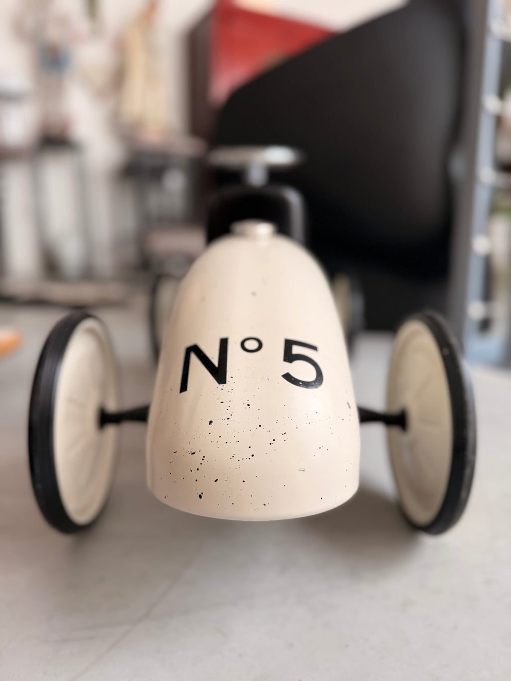 Voiture Porteur Vilac Customisée "Chanel" – Œuvre d'Art Signée Art Pej (Édition Limitée 1/20)