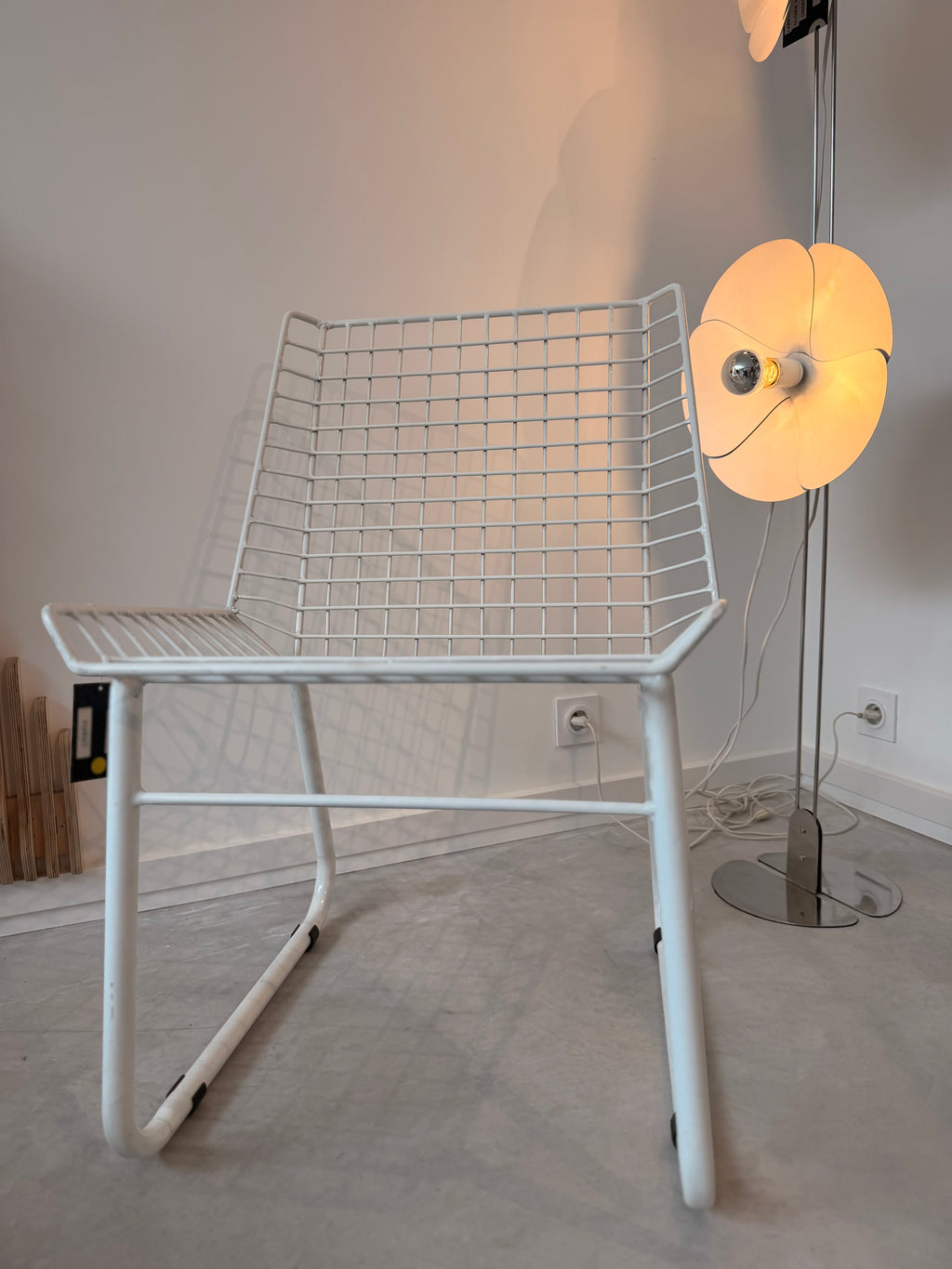 Chaise en Fil d'Acier Blanc – Style Graphique & Minimaliste
