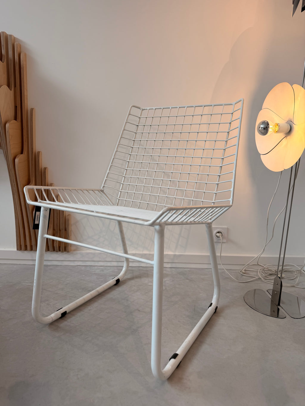 Chaise en Fil d'Acier Blanc – Style Graphique & Minimaliste
