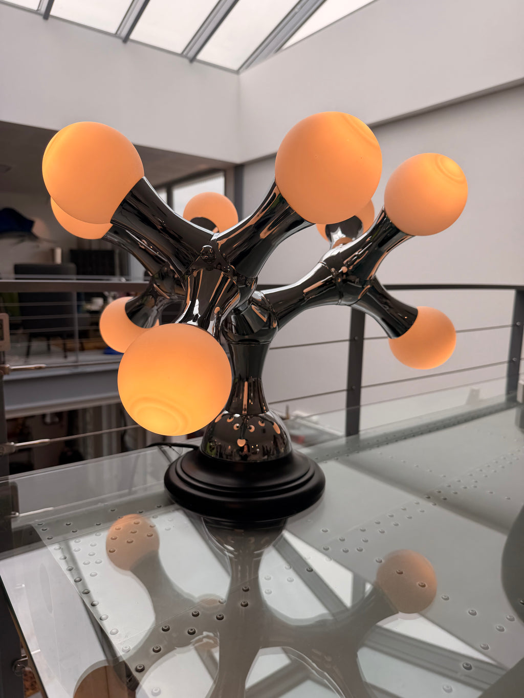 Lampe de Table "ADN" (DNA) – Plafonnier Détourné – Style Space Age (USA, c. 1970)