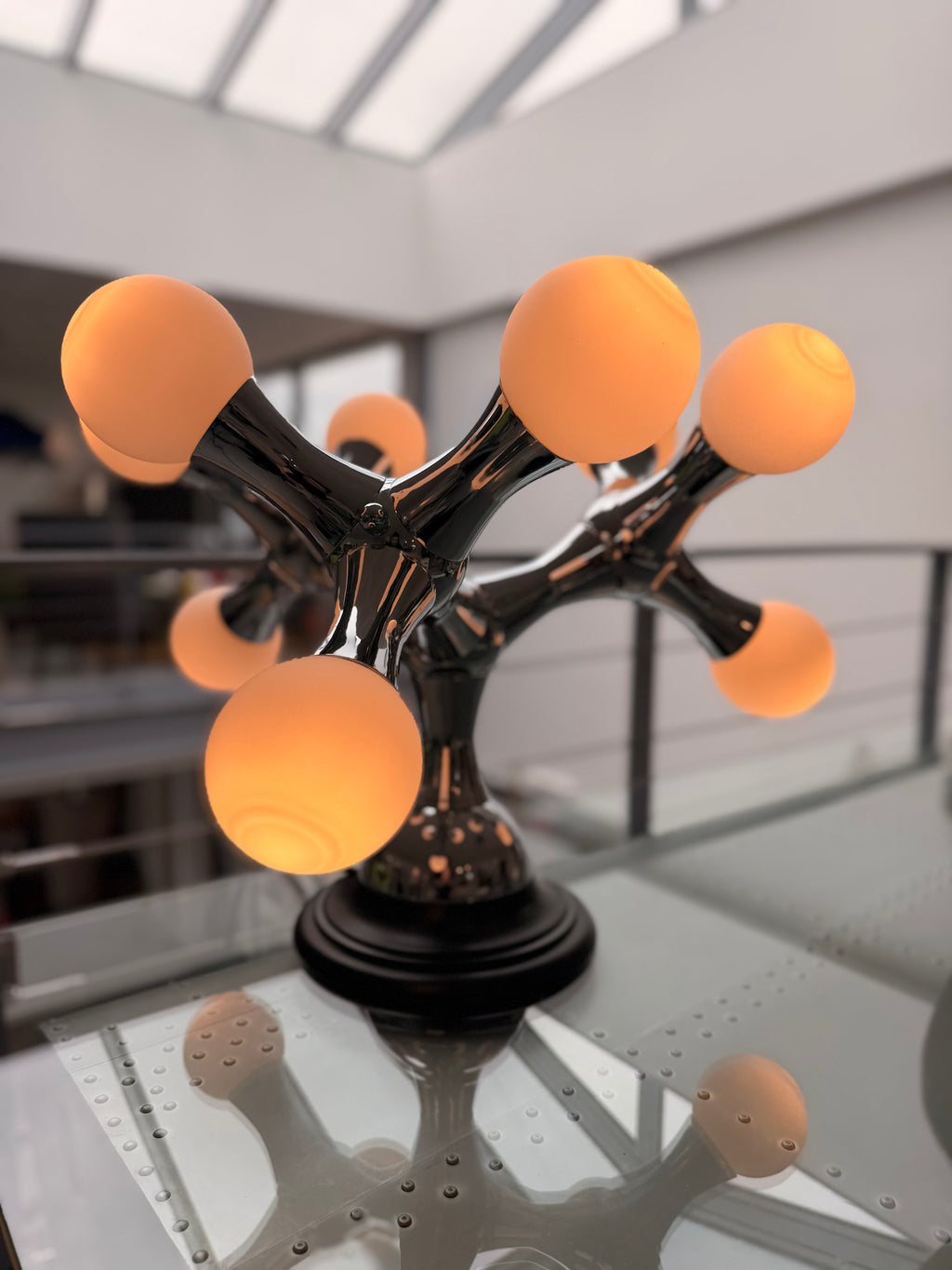 Lampe de Table "ADN" (DNA) – Plafonnier Détourné – Style Space Age (USA, c. 1970)
