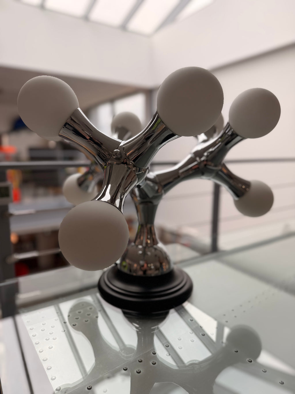 Lampe de Table "ADN" (DNA) – Plafonnier Détourné – Style Space Age (USA, c. 1970)