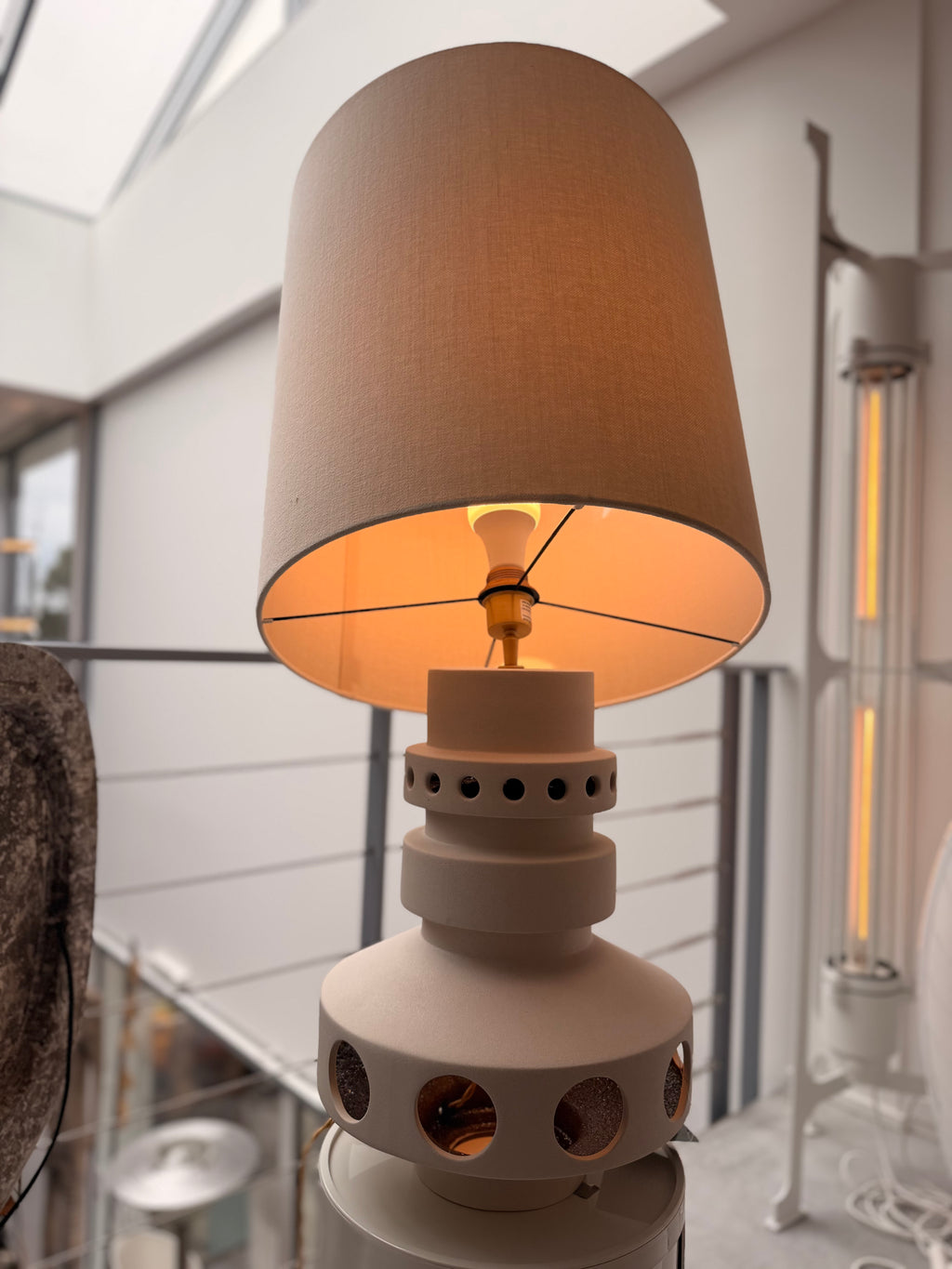 Lampe à Poser Brutaliste "Juncal" en Céramique Chamottée – Vermissen