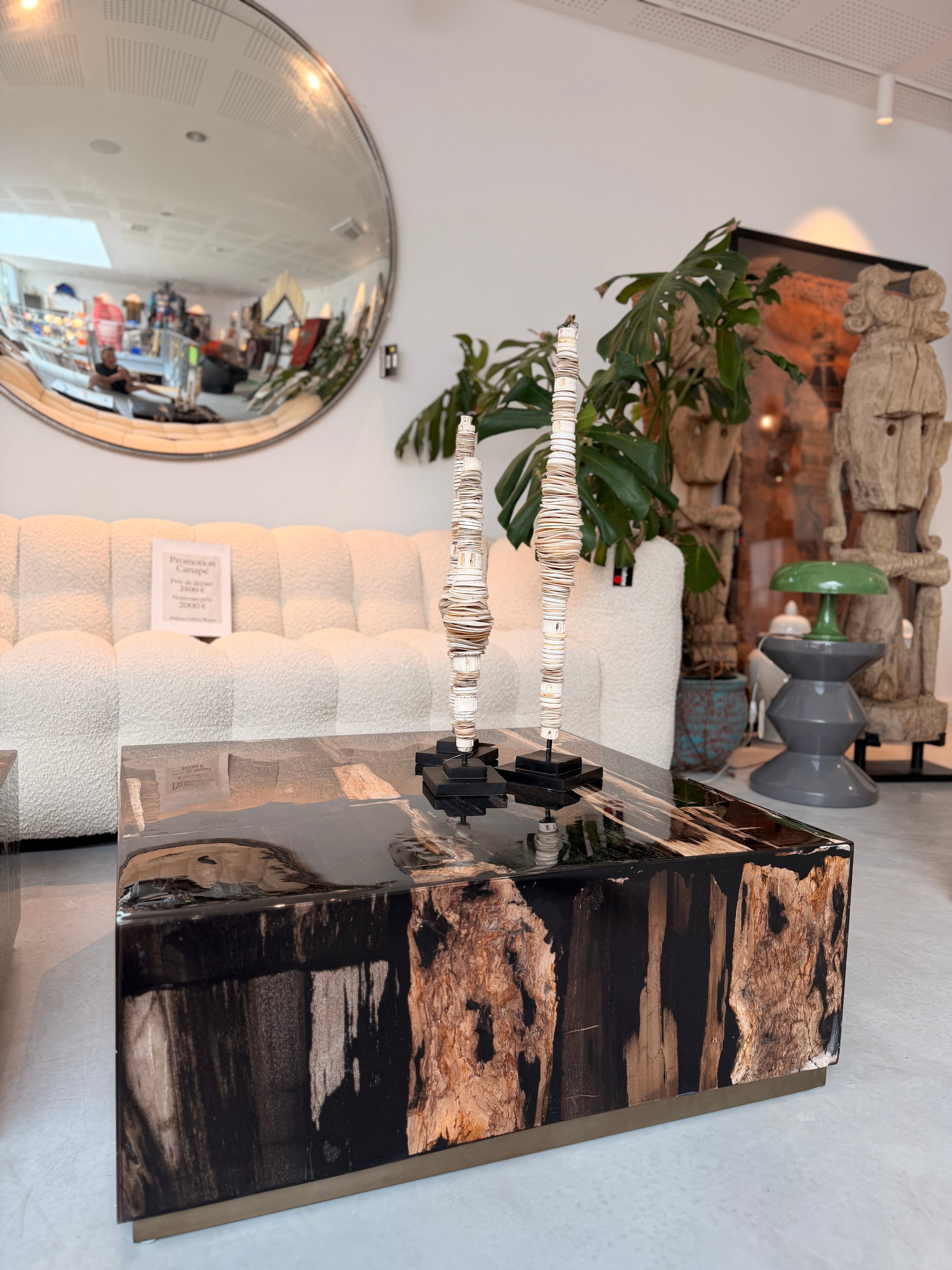 Table Basse Bloc en Bois Pétrifié et Résine Époxy Noire – Création Unique