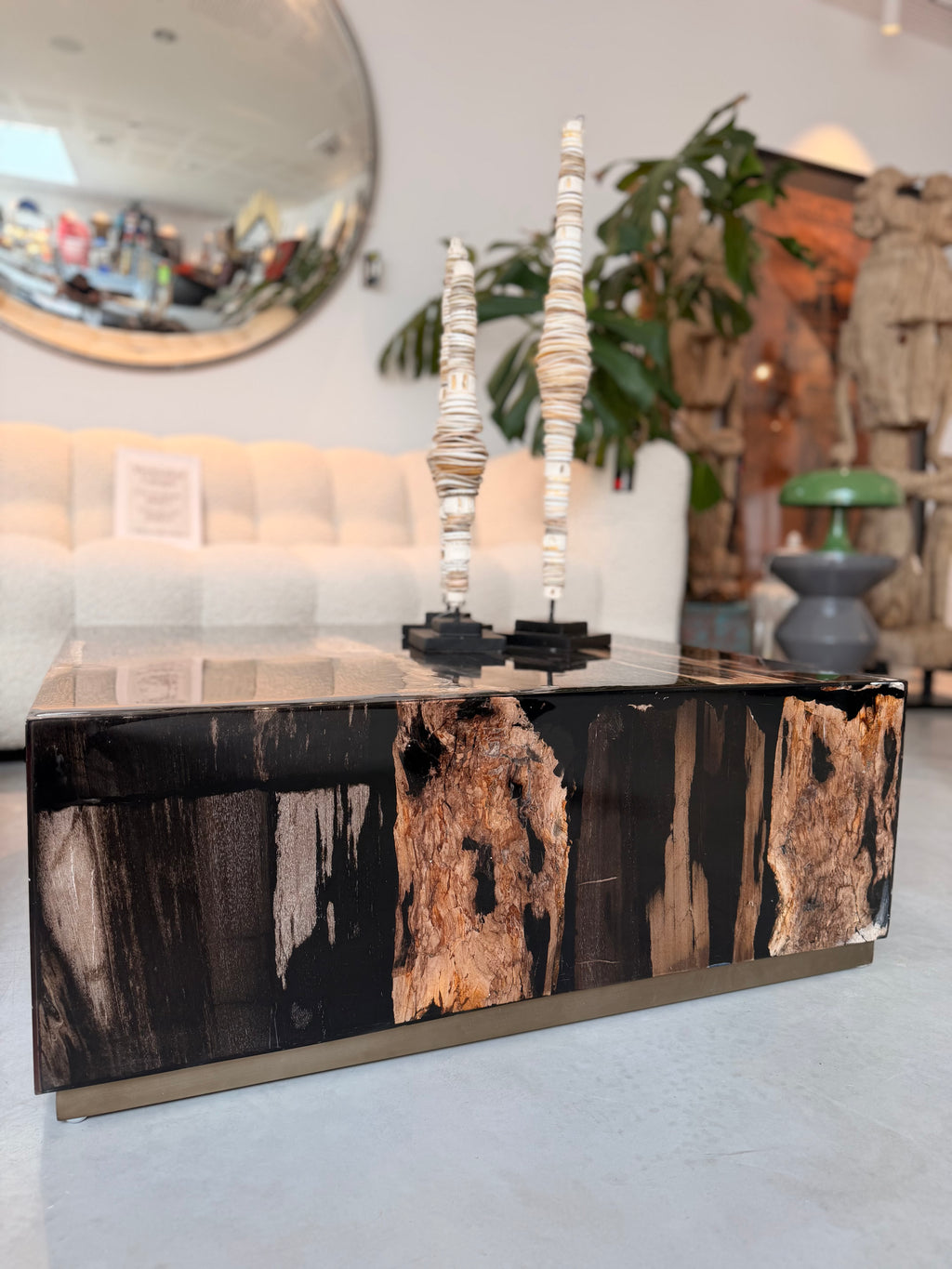 Table Basse Bloc en Bois Pétrifié et Résine Époxy Noire – Création Unique
