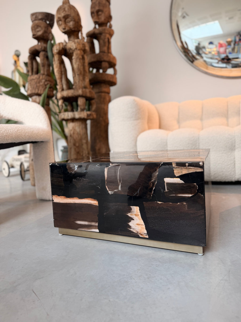 Table Basse Bloc en Bois Pétrifié et Résine Époxy Noire – Création Unique