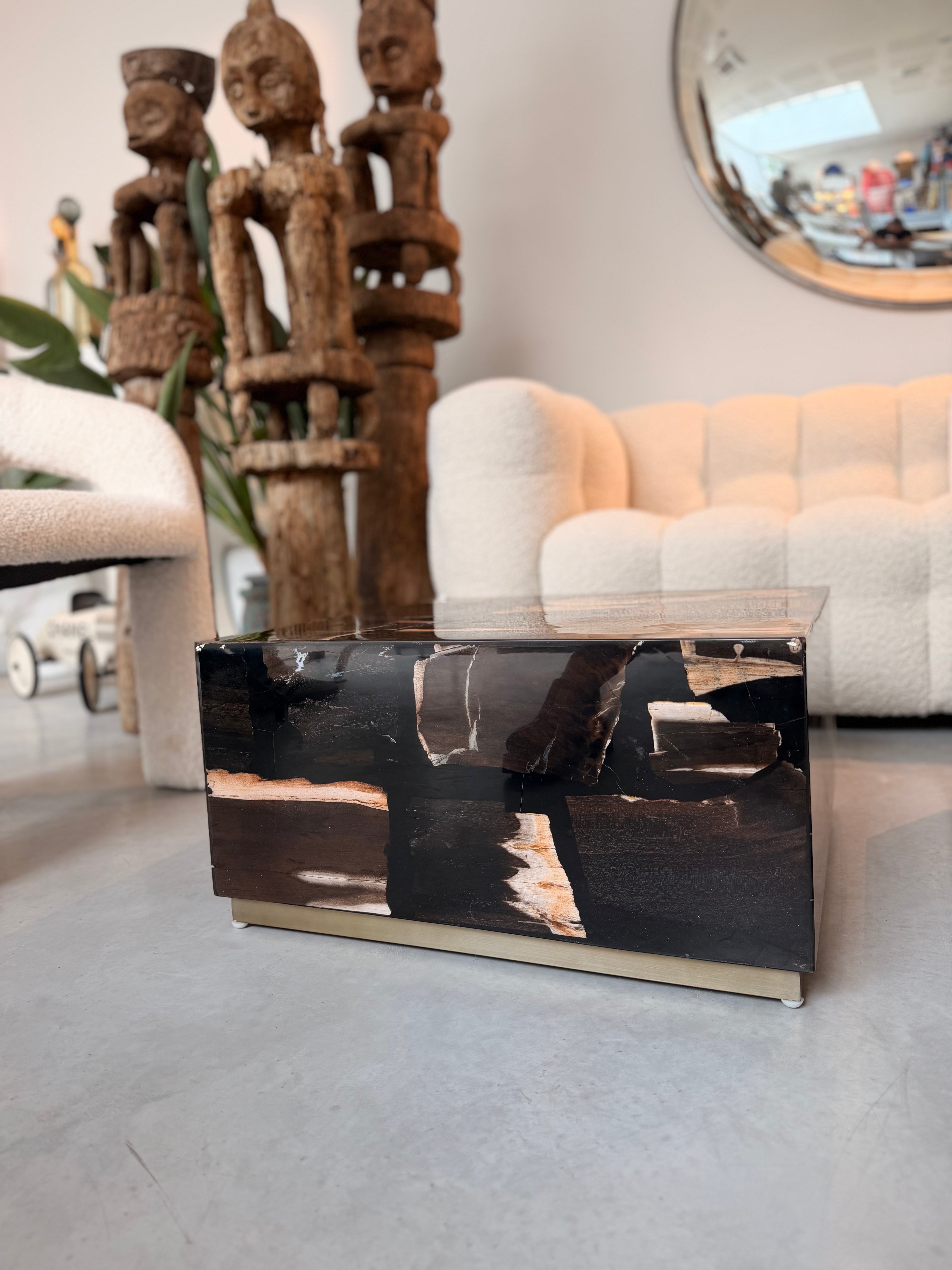 Table Basse Bloc en Bois Pétrifié et Résine Époxy Noire – Création Unique