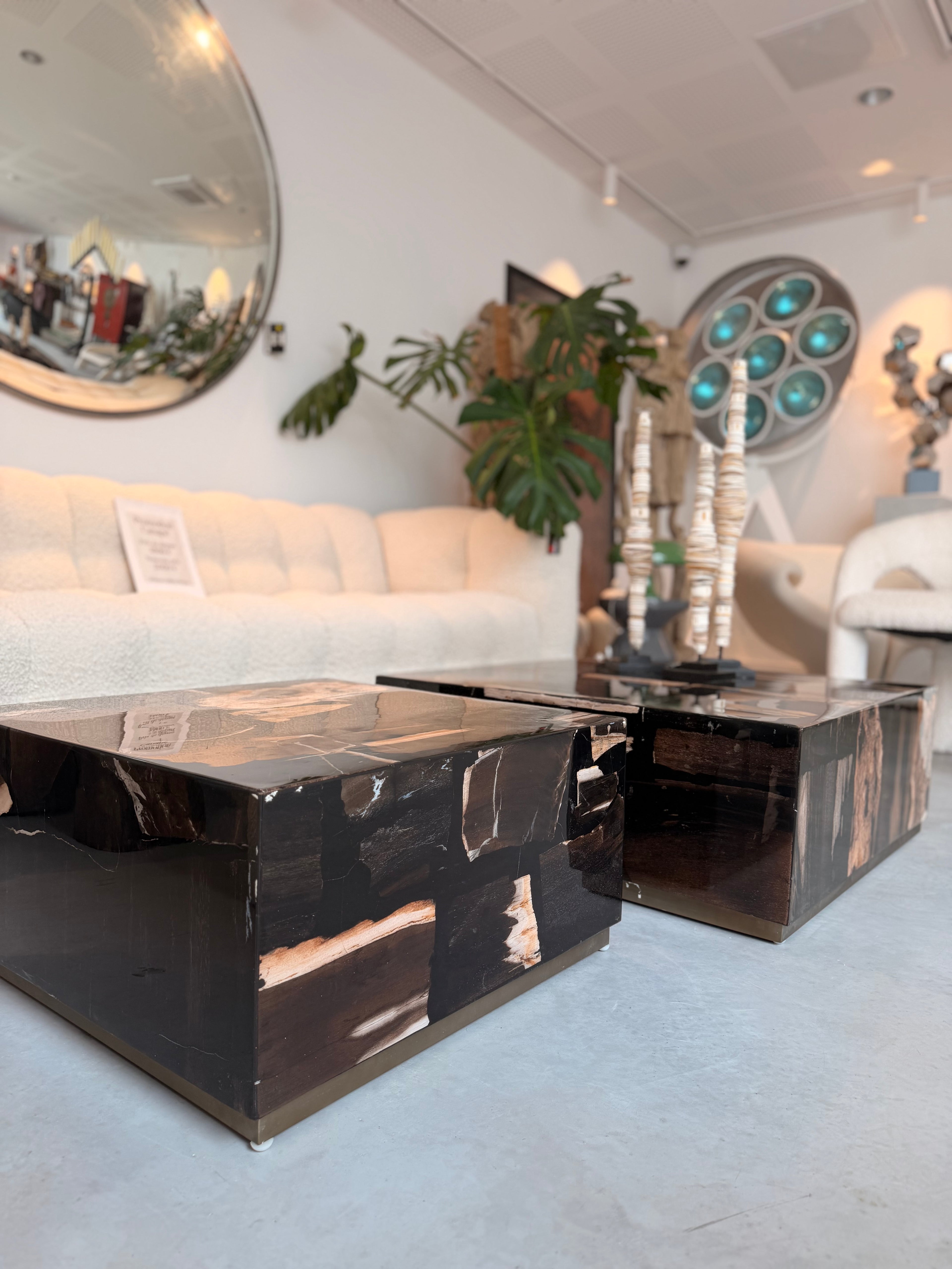 Table Basse Bloc en Bois Pétrifié et Résine Époxy Noire – Création Unique