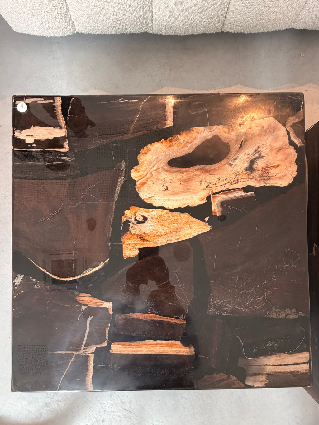 Table Basse Bloc en Bois Pétrifié et Résine Époxy Noire – Création Unique
