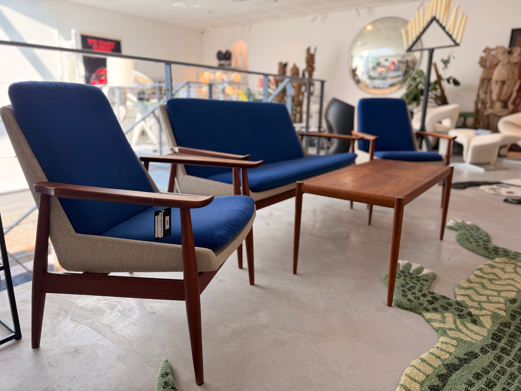 Ensemble Salon Scandinave en Teck (1960) — Danemark (Composé de deux fauteuils, d'un canapé 2/3 places et d'une table basse assortie)