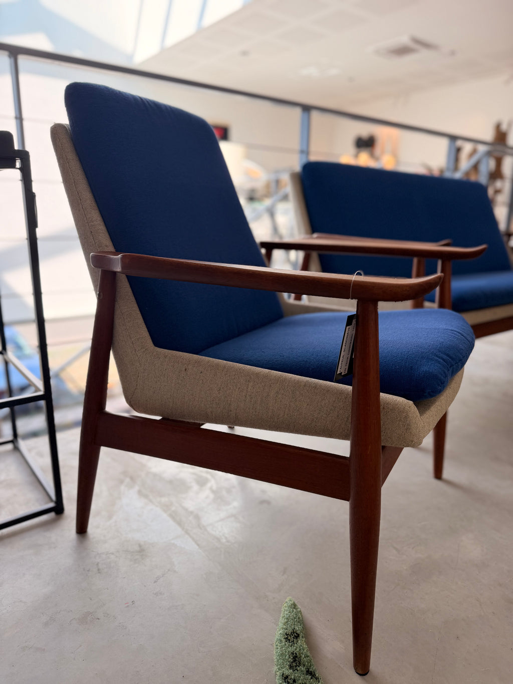 Ensemble Salon Scandinave en Teck (1960) — Danemark (Composé de deux fauteuils, d'un canapé 2/3 places et d'une table basse assortie)