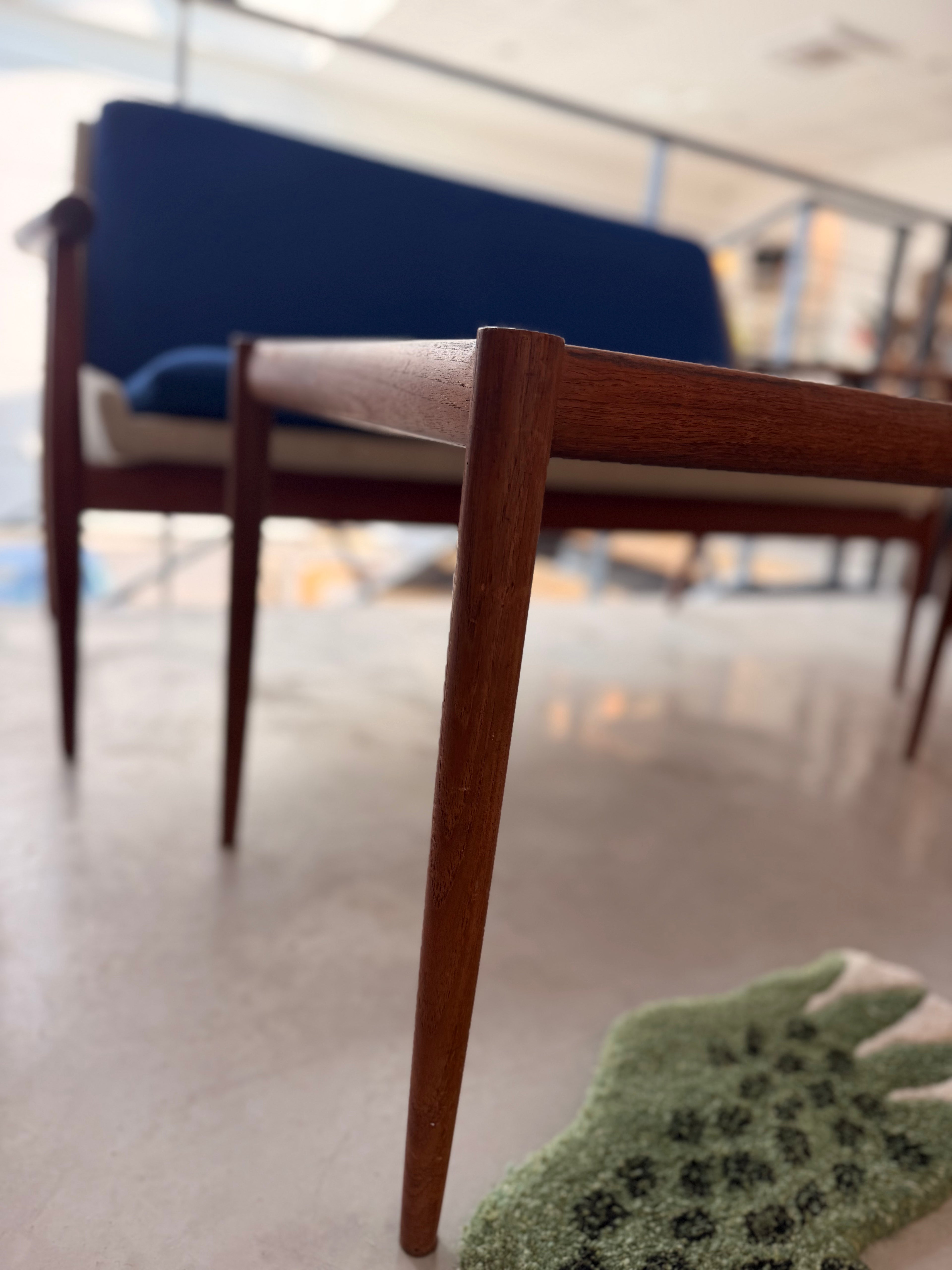Ensemble Salon Scandinave en Teck (1960) — Danemark (Composé de deux fauteuils, d'un canapé 2/3 places et d'une table basse assortie)