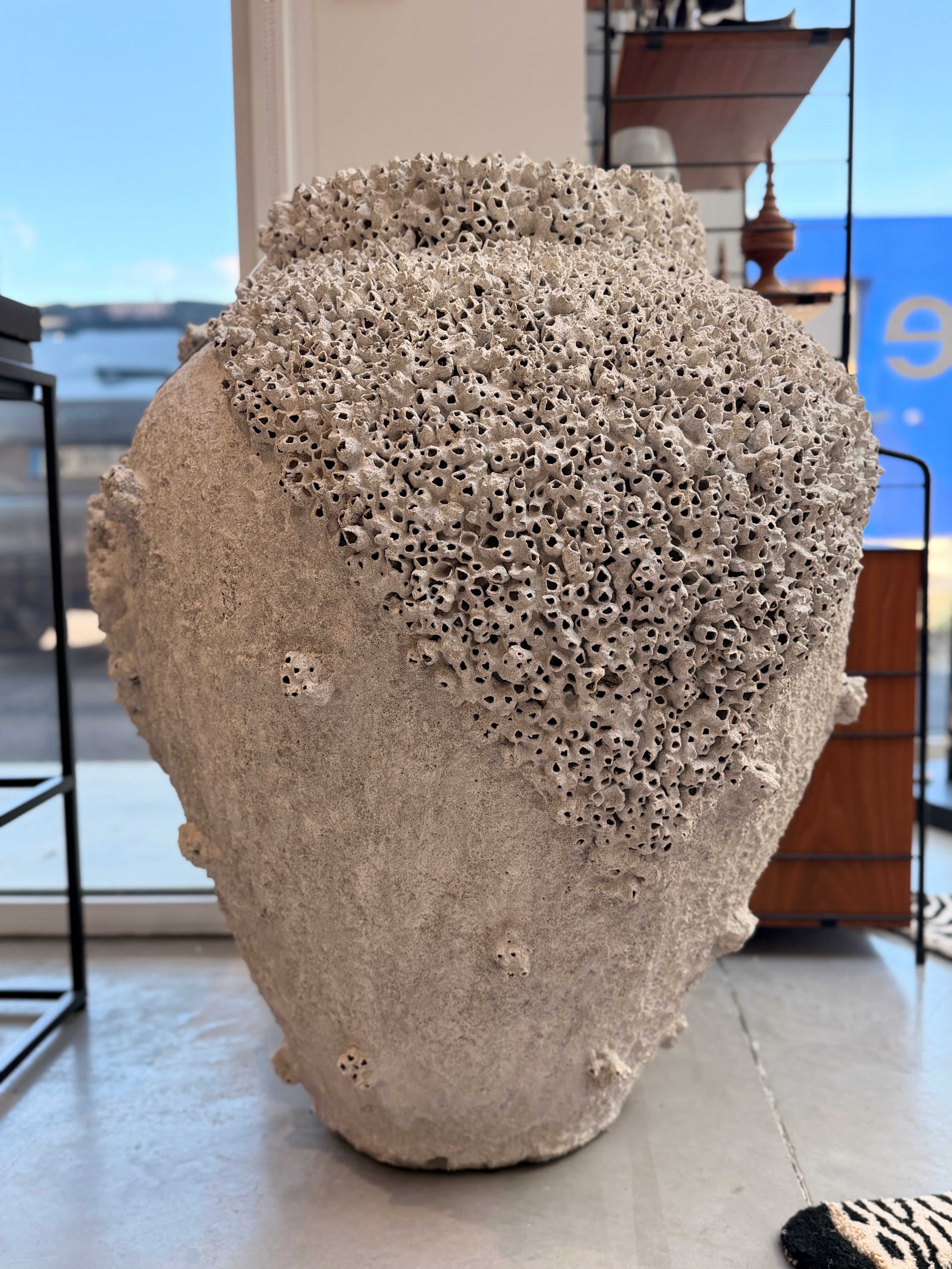 Grande Jarre "Terracotta Coral" — Sculpture Artisanale Effet Corail & Anatifes