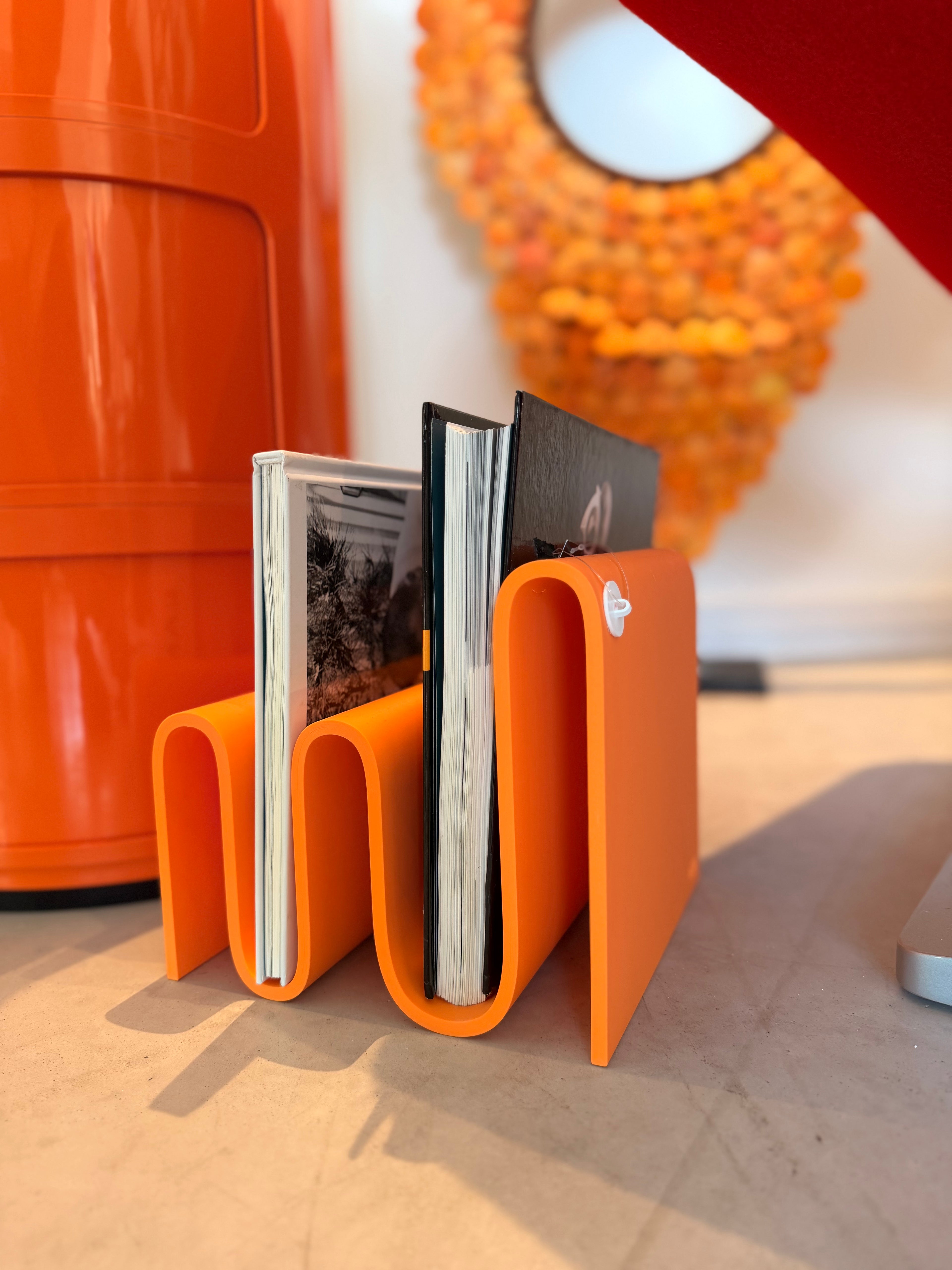 Porte-Revues Ondulé en Mousse Polyuréthane Orange – Design Pop Vintage