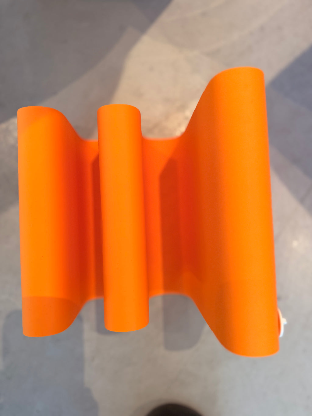 Porte-Revues Ondulé en Mousse Polyuréthane Orange – Design Pop Vintage