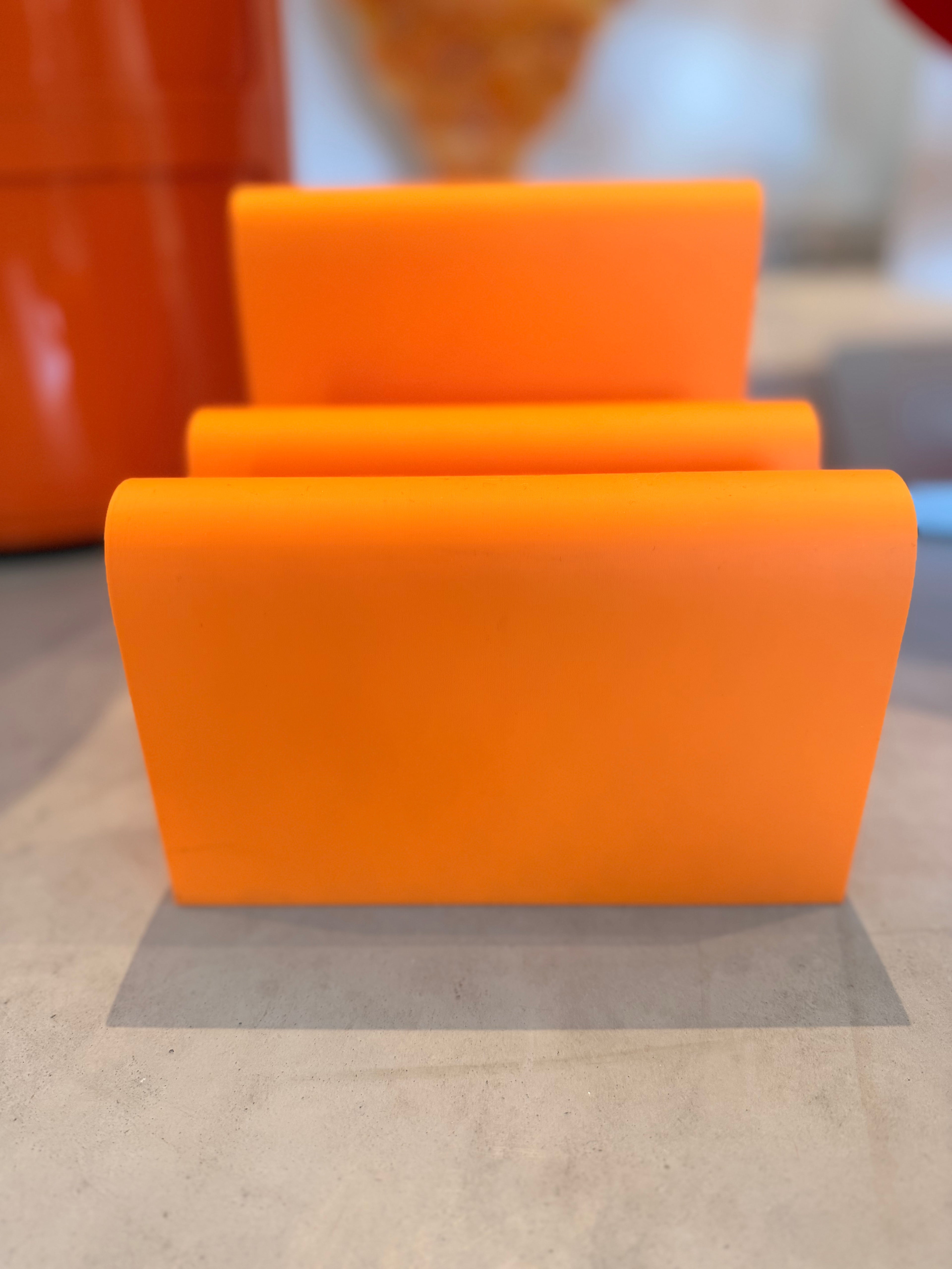 Porte-Revues Ondulé en Mousse Polyuréthane Orange – Design Pop Vintage
