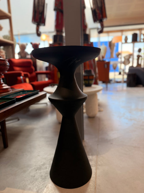 Bout de Canapé Sculptural – Fonte d'Aluminium Noir et Plateau Marbre Blanc