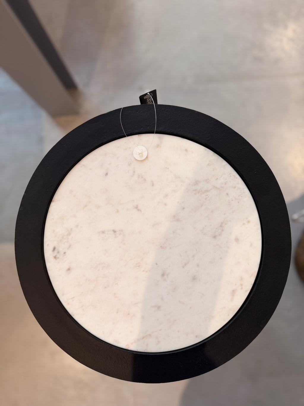 Bout de Canapé Sculptural – Fonte d'Aluminium Noir et Plateau Marbre Blanc
