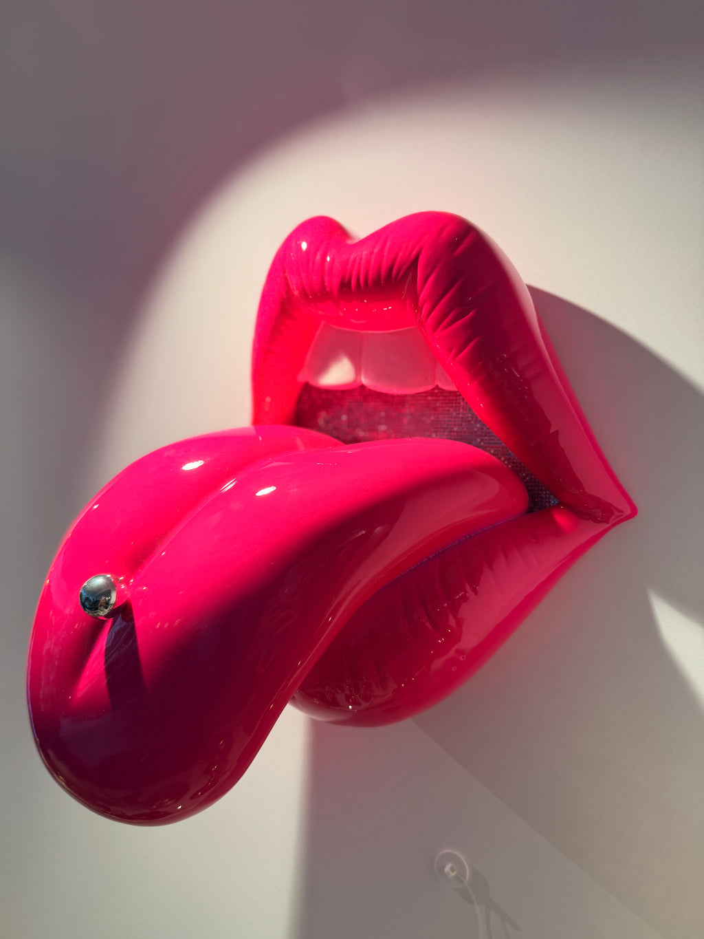 Sculptures Murales « Bouche Pop » – Résine Néon & Finition Chrome Doré