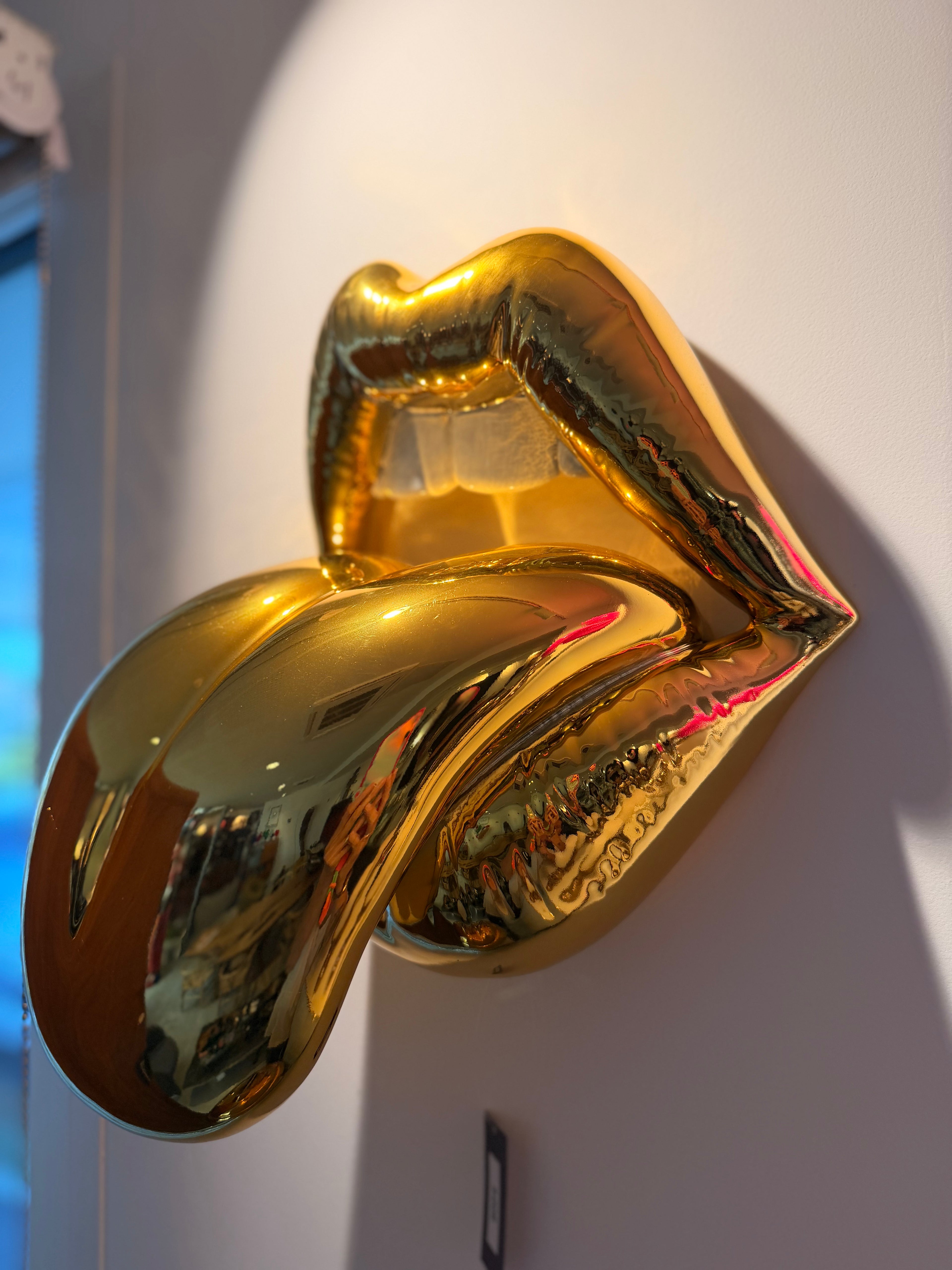 Sculptures Murales « Bouche Pop » – Résine Néon & Finition Chrome Doré