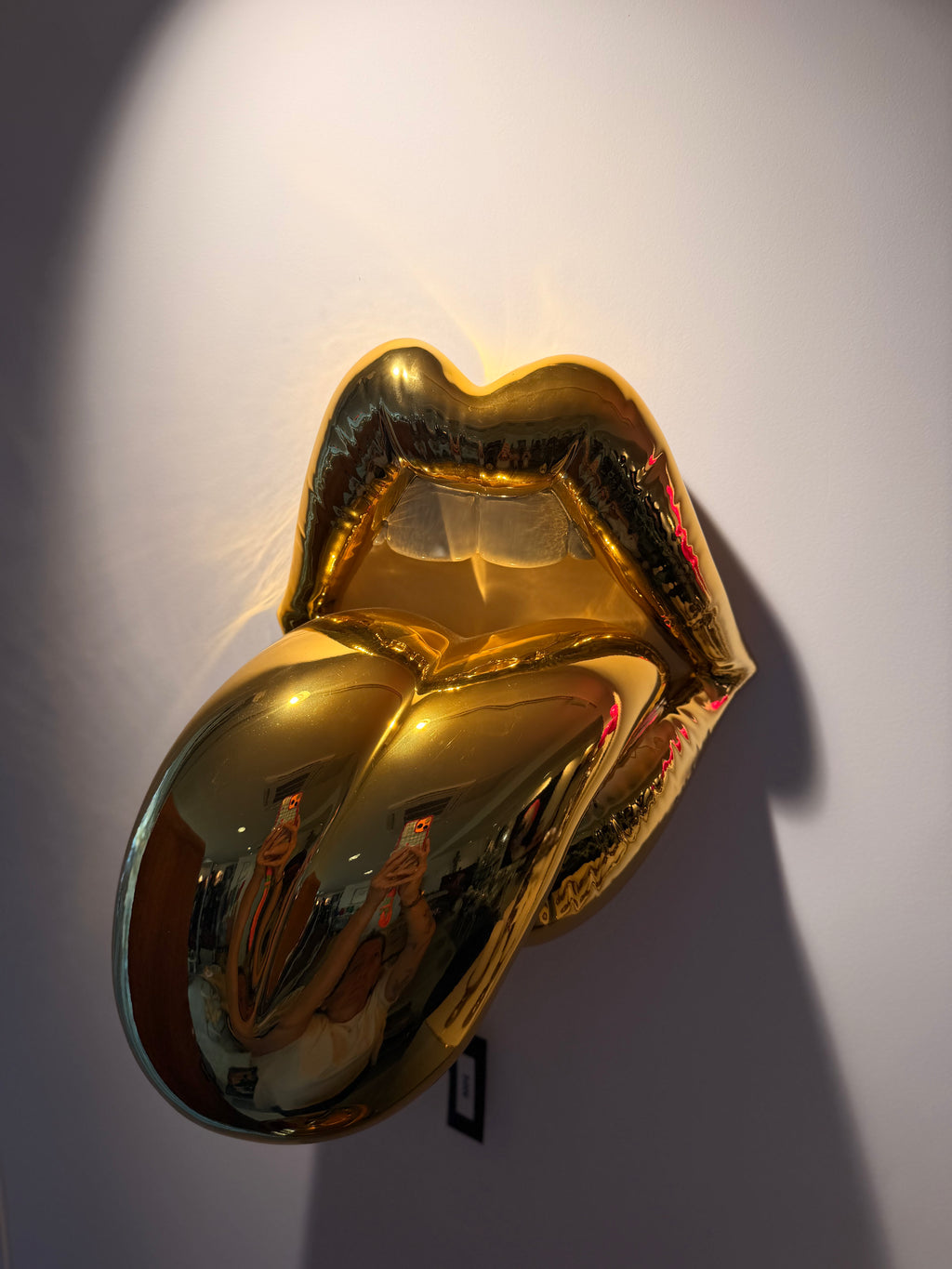 Sculptures Murales « Bouche Pop » – Résine Néon & Finition Chrome Doré