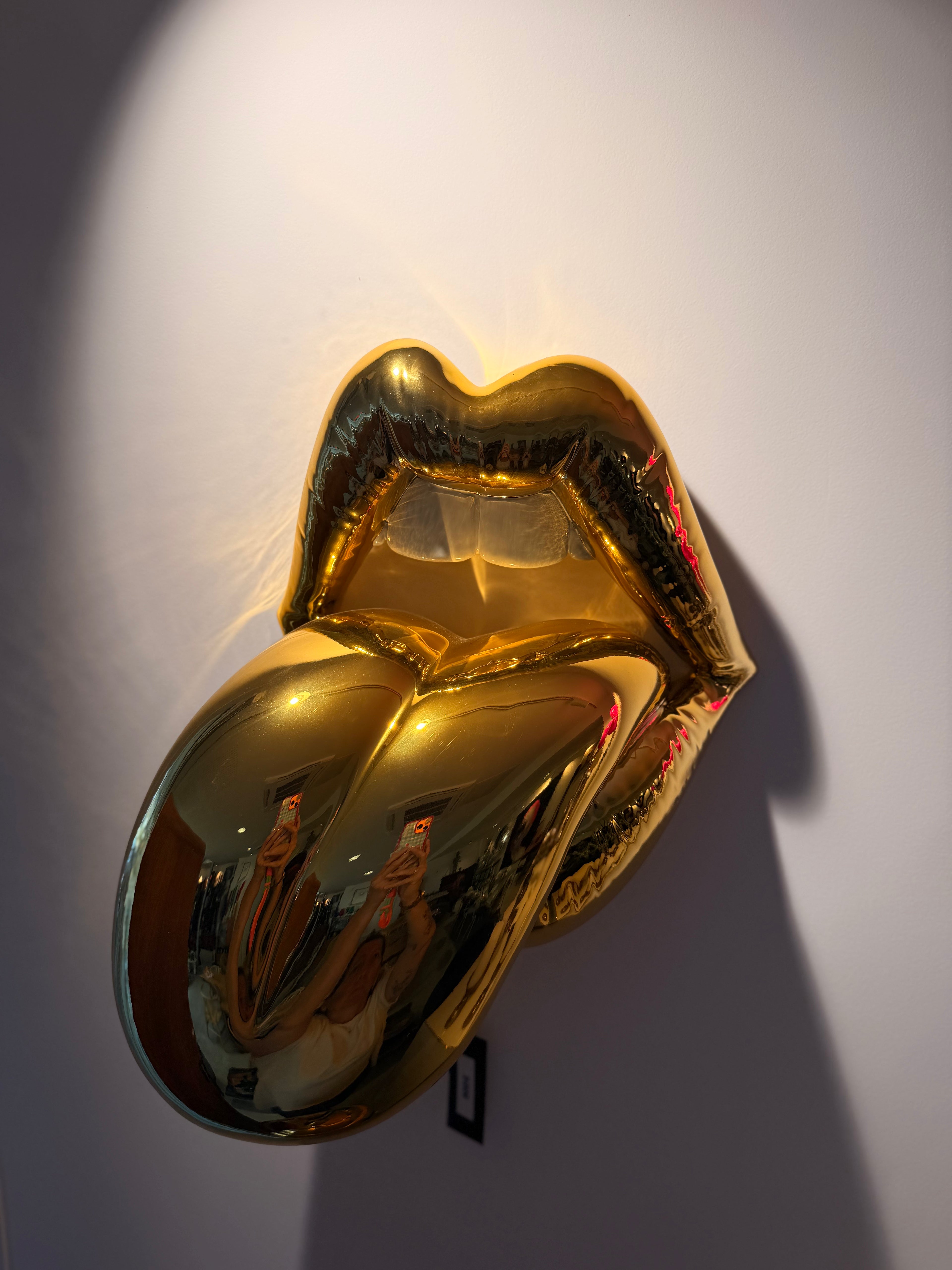 Sculptures Murales « Bouche Pop » – Résine Néon & Finition Chrome Doré