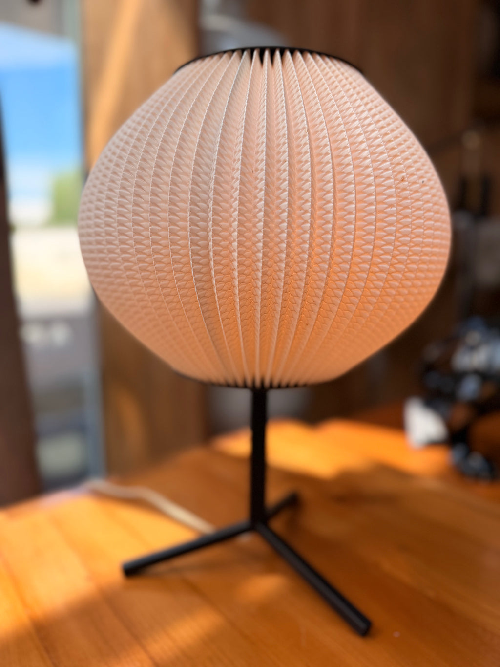 Lampe de Table Piétement Trépied & Abat-Jour Plissé — Design Scandinave Moderniste (Années 50-60)