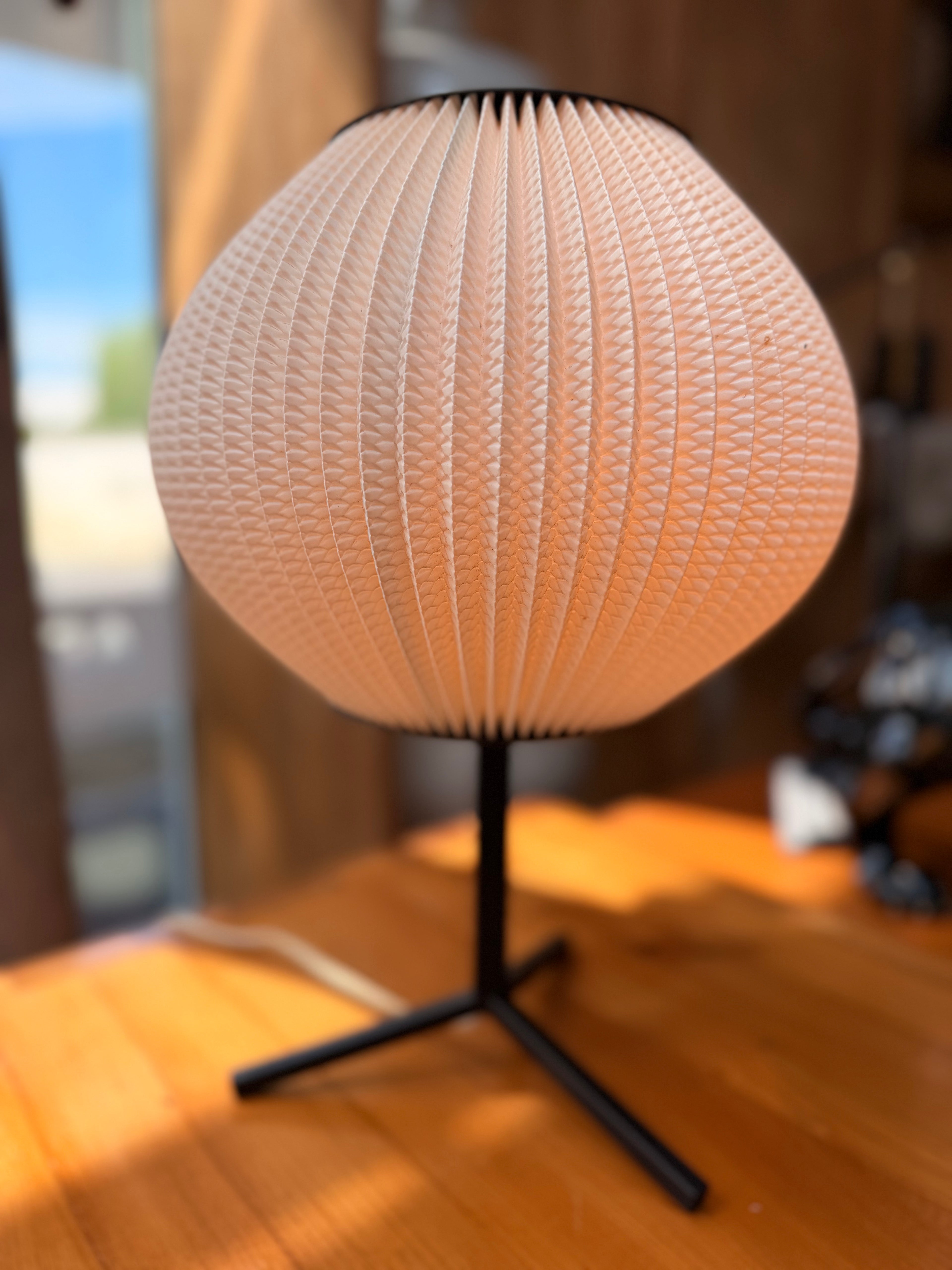 Lampe de Table Piétement Trépied & Abat-Jour Plissé — Design Scandinave Moderniste (Années 50-60)