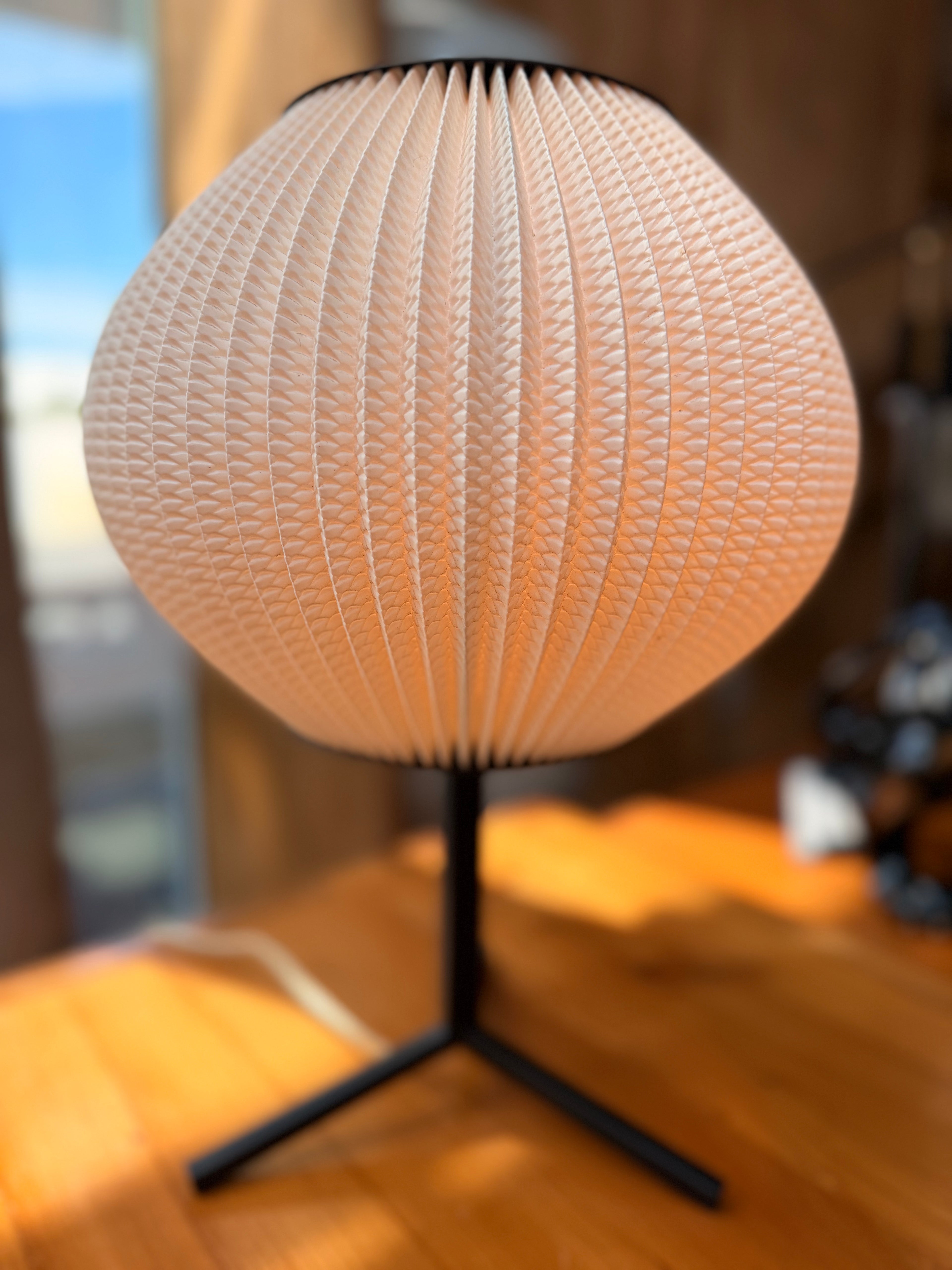 Lampe de Table Piétement Trépied & Abat-Jour Plissé — Design Scandinave Moderniste (Années 50-60)