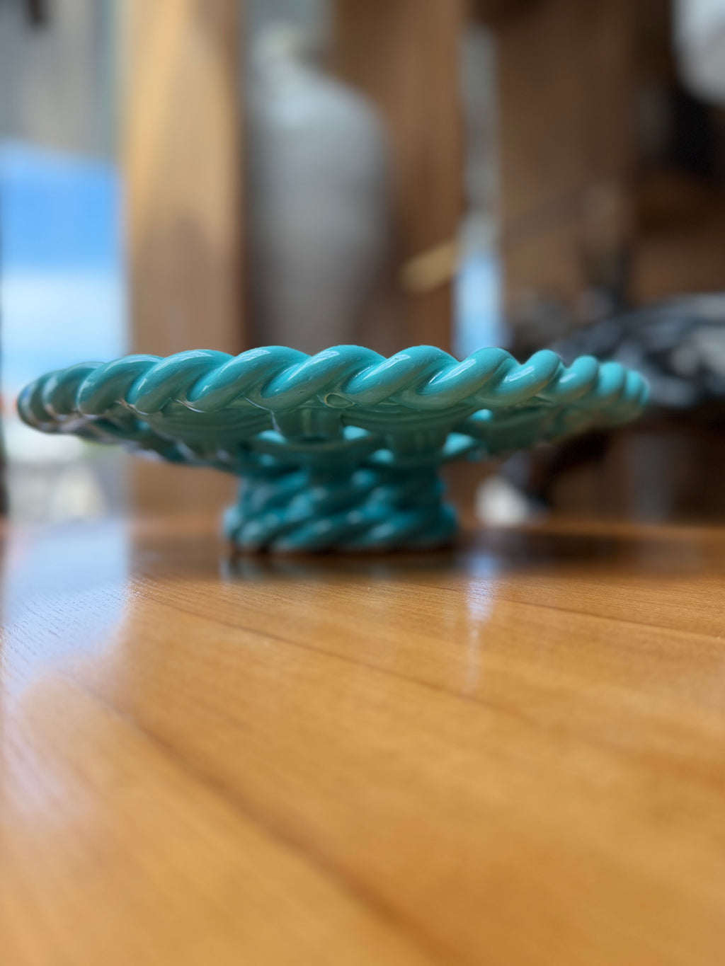 Coupe / Compotier sur Piédestal en Céramique Tressée Turquoise — Style Riviera & Hollywood Regency (Années 60-70)