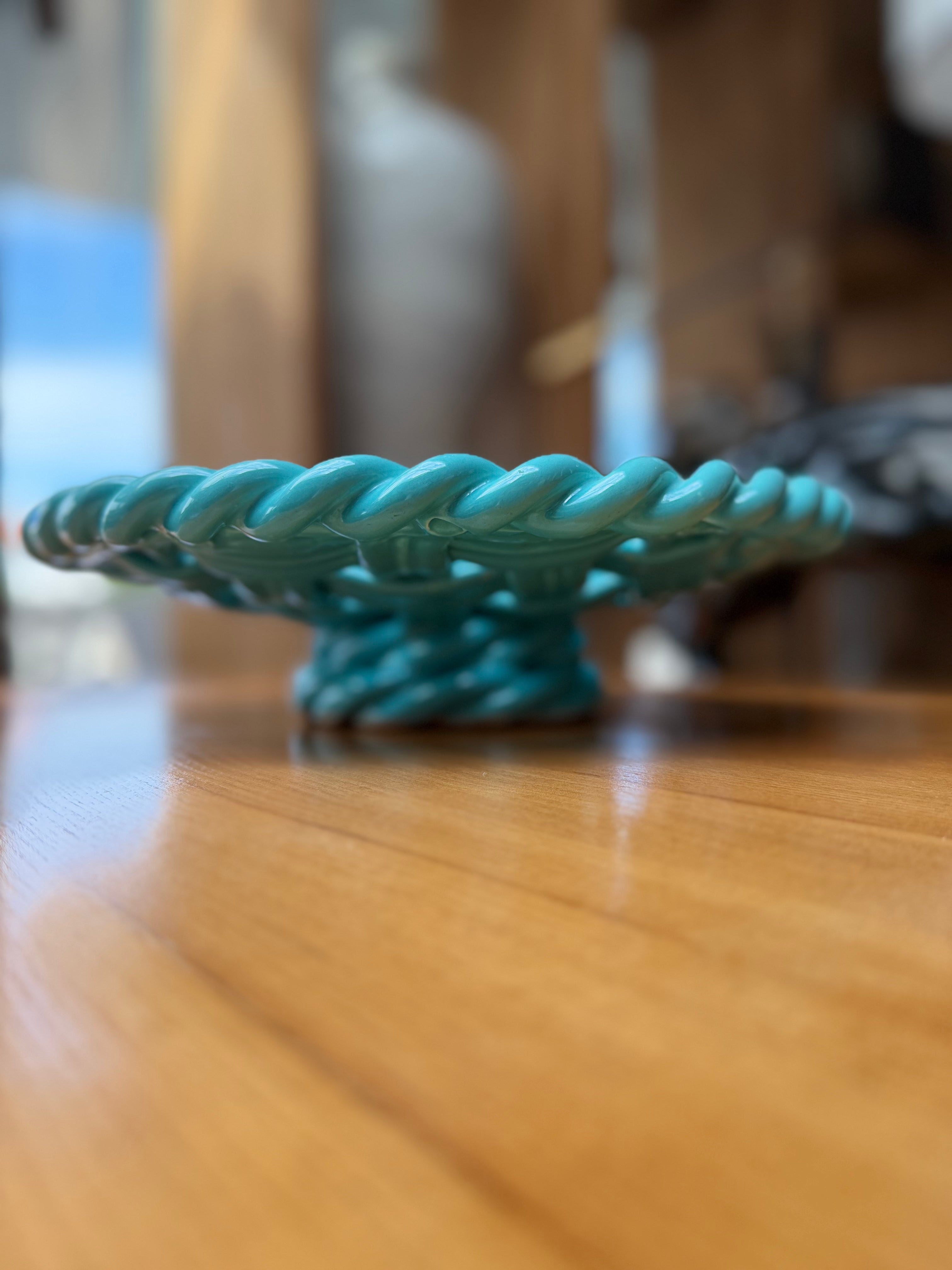 Coupe / Compotier sur Piédestal en Céramique Tressée Turquoise — Style Riviera & Hollywood Regency (Années 60-70)