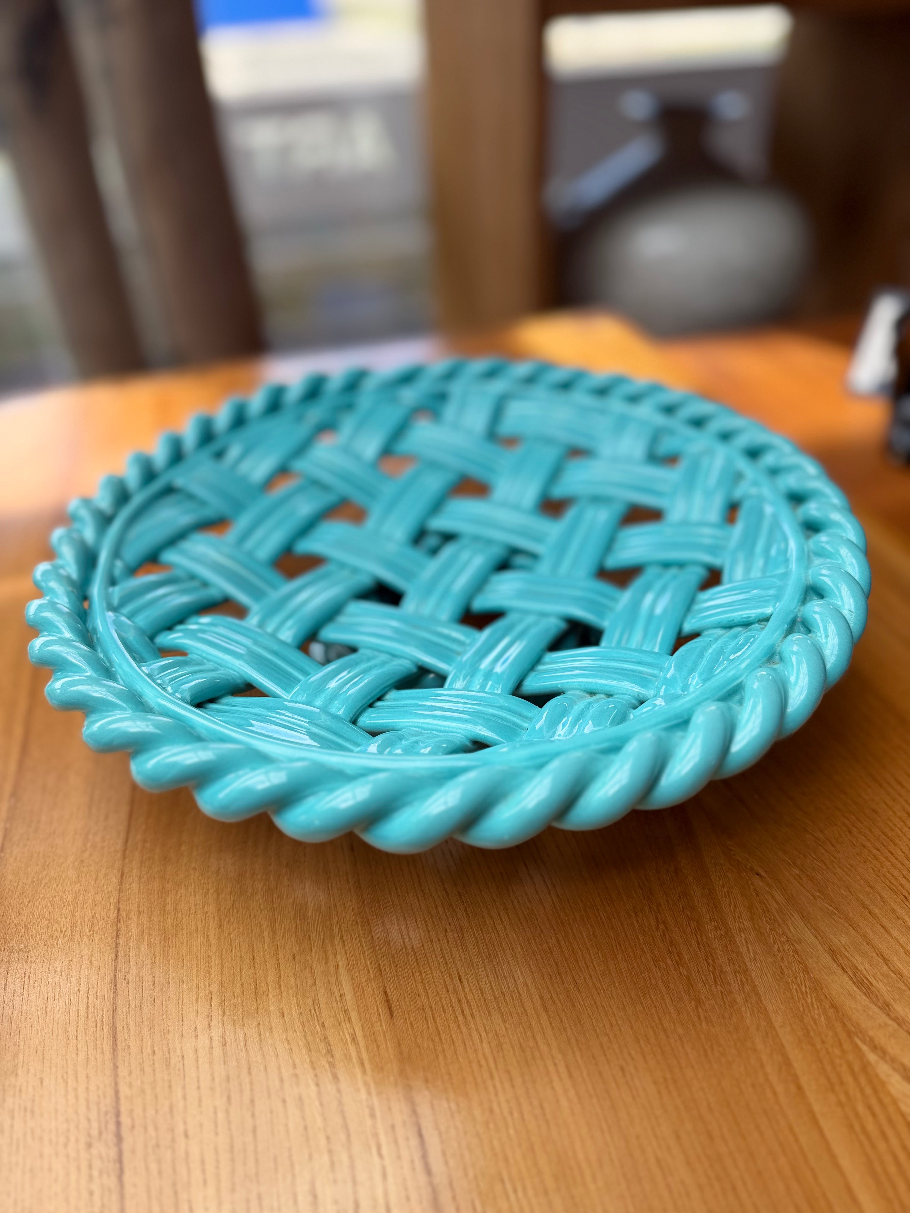 Coupe / Compotier sur Piédestal en Céramique Tressée Turquoise — Style Riviera & Hollywood Regency (Années 60-70)