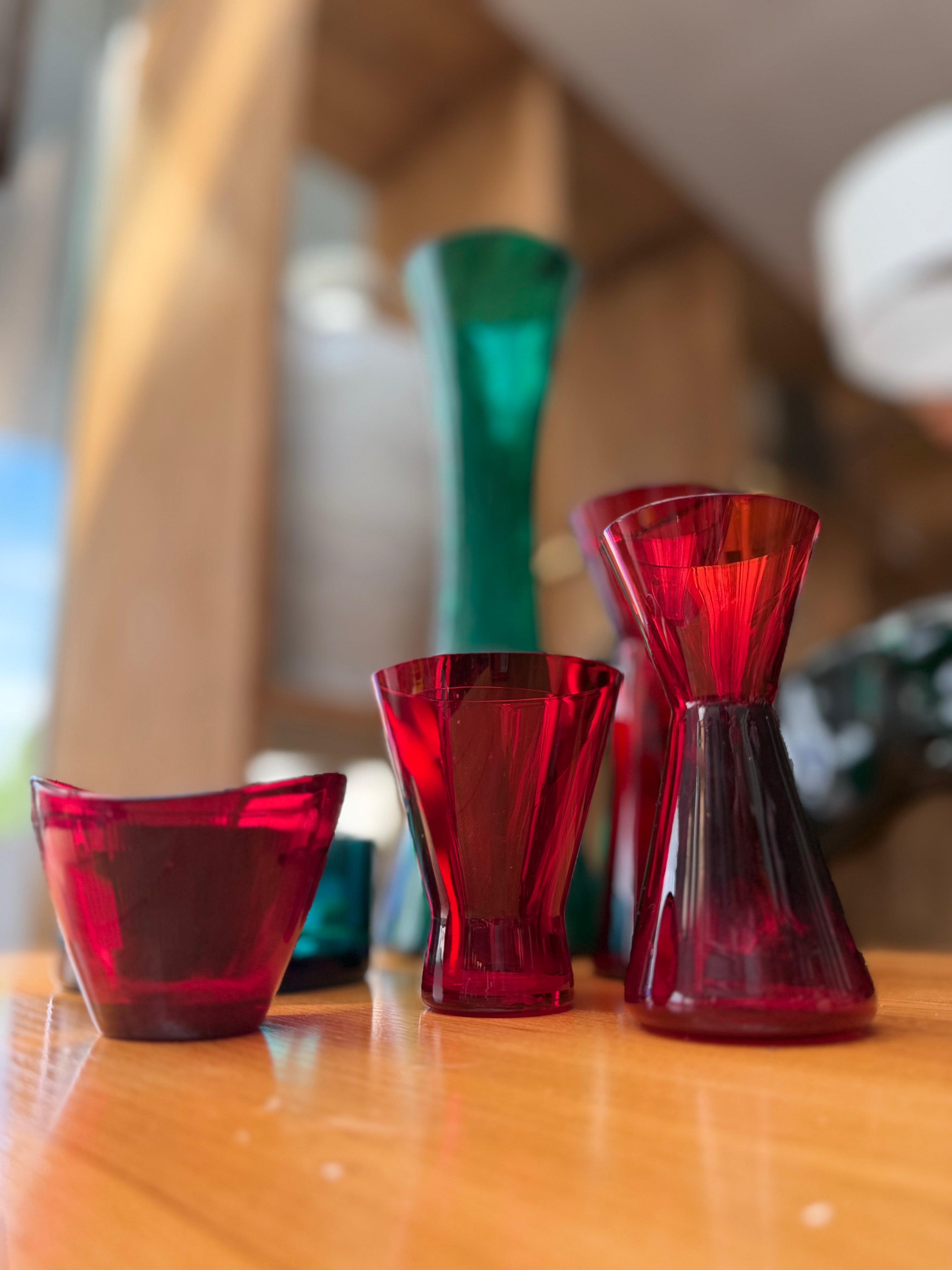 Ensemble de 7 Vases et Pièces Décoratives en Verre Teinté — Design Scandinave / Murano (Années 60-70)