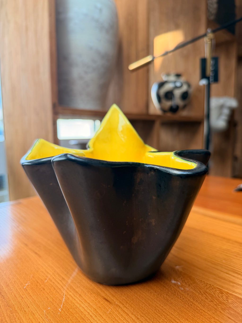 Vase / Coupe Corolle Forme Libre en Céramique — Bi-Chromie Noir & Jaune Solaire (Années 50)