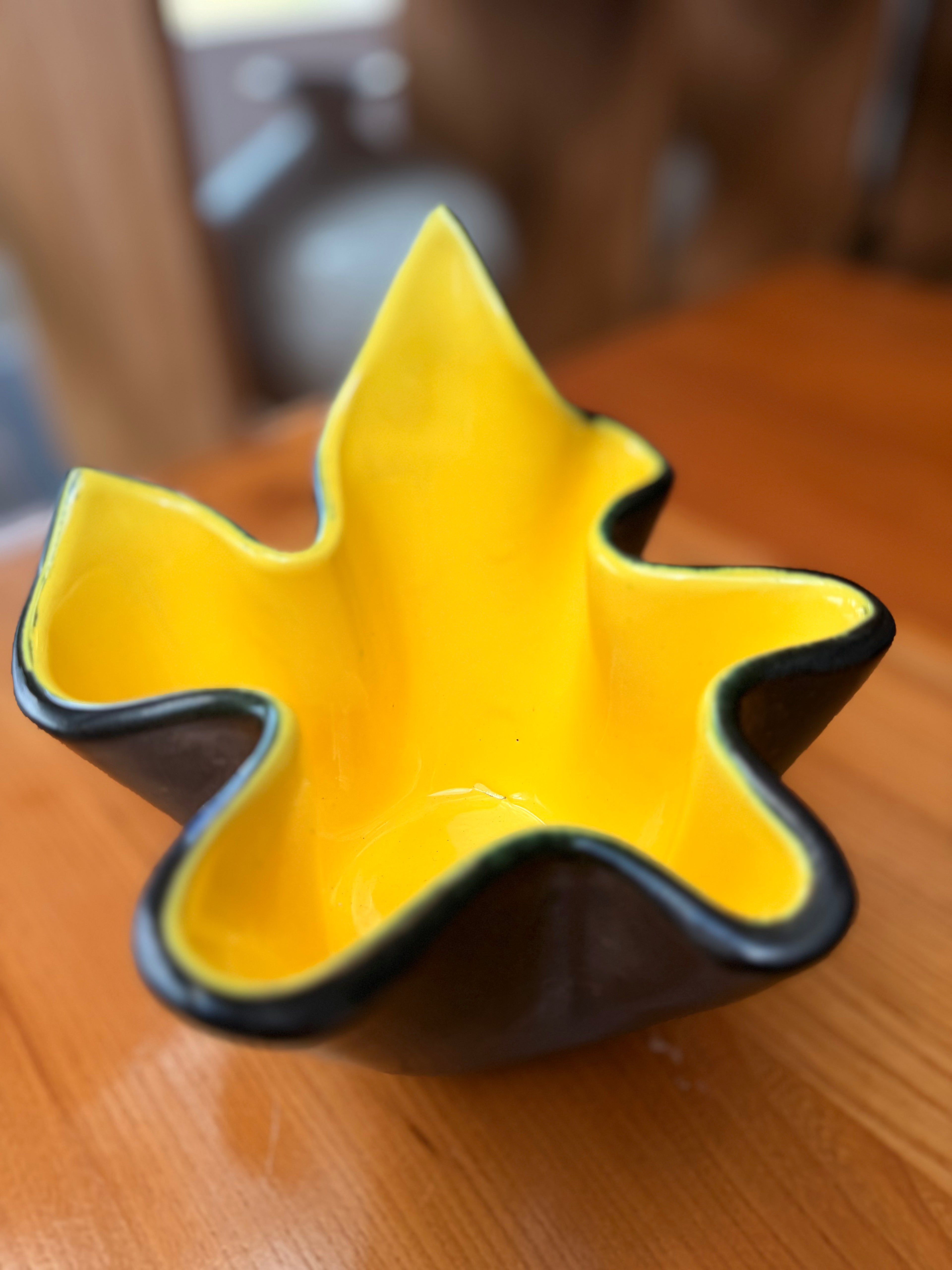 Vase / Coupe Corolle Forme Libre en Céramique — Bi-Chromie Noir & Jaune Solaire (Années 50)