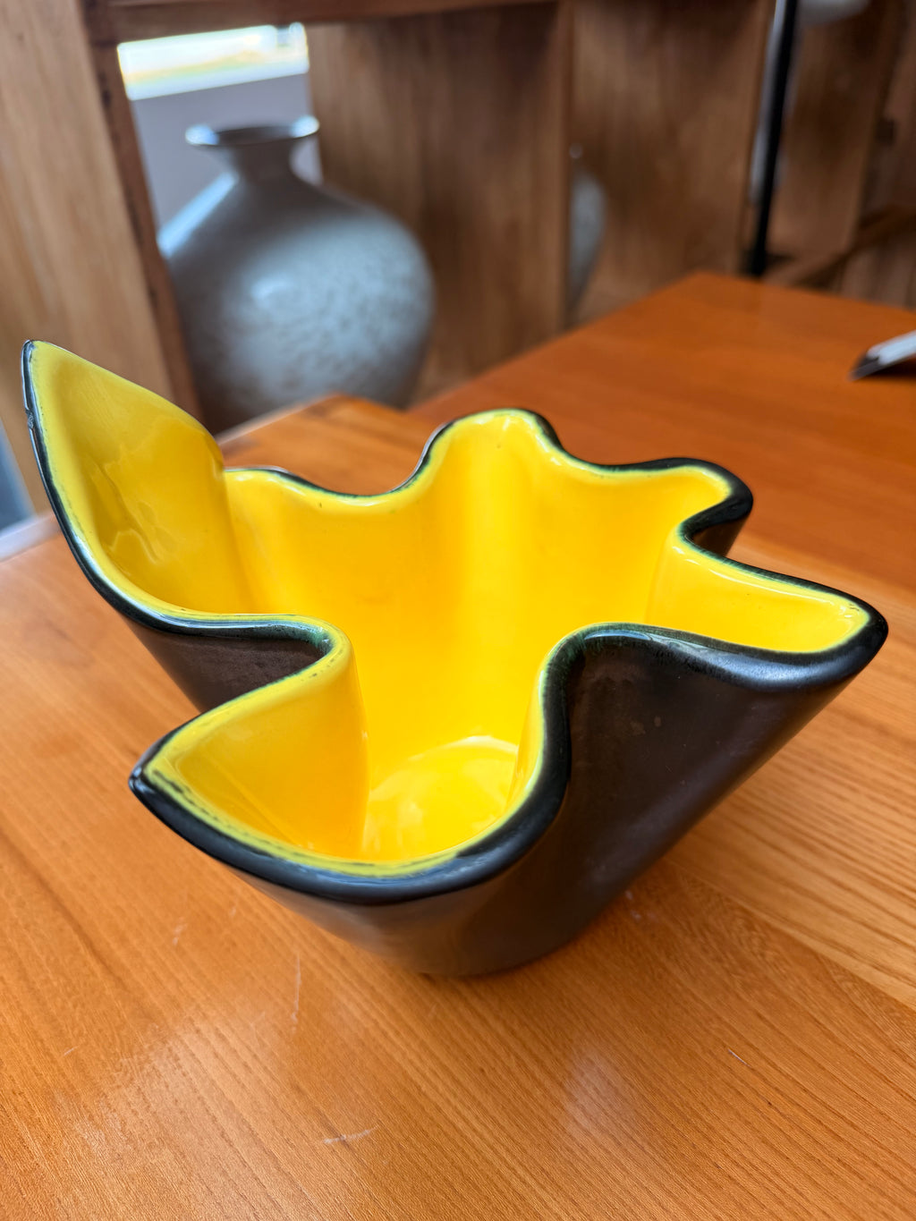 Vase / Coupe Corolle Forme Libre en Céramique — Bi-Chromie Noir & Jaune Solaire (Années 50)