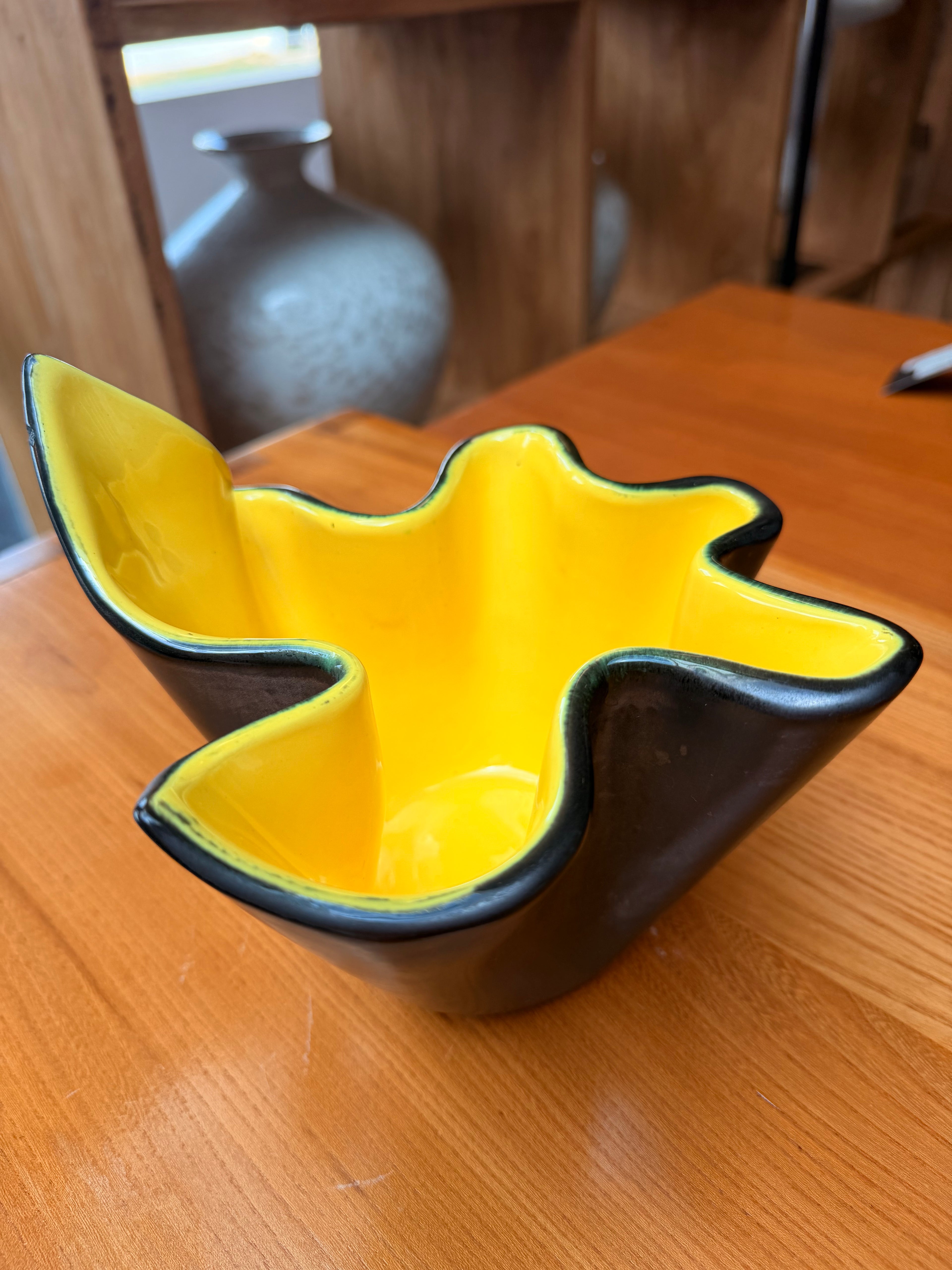 Vase / Coupe Corolle Forme Libre en Céramique — Bi-Chromie Noir & Jaune Solaire (Années 50)
