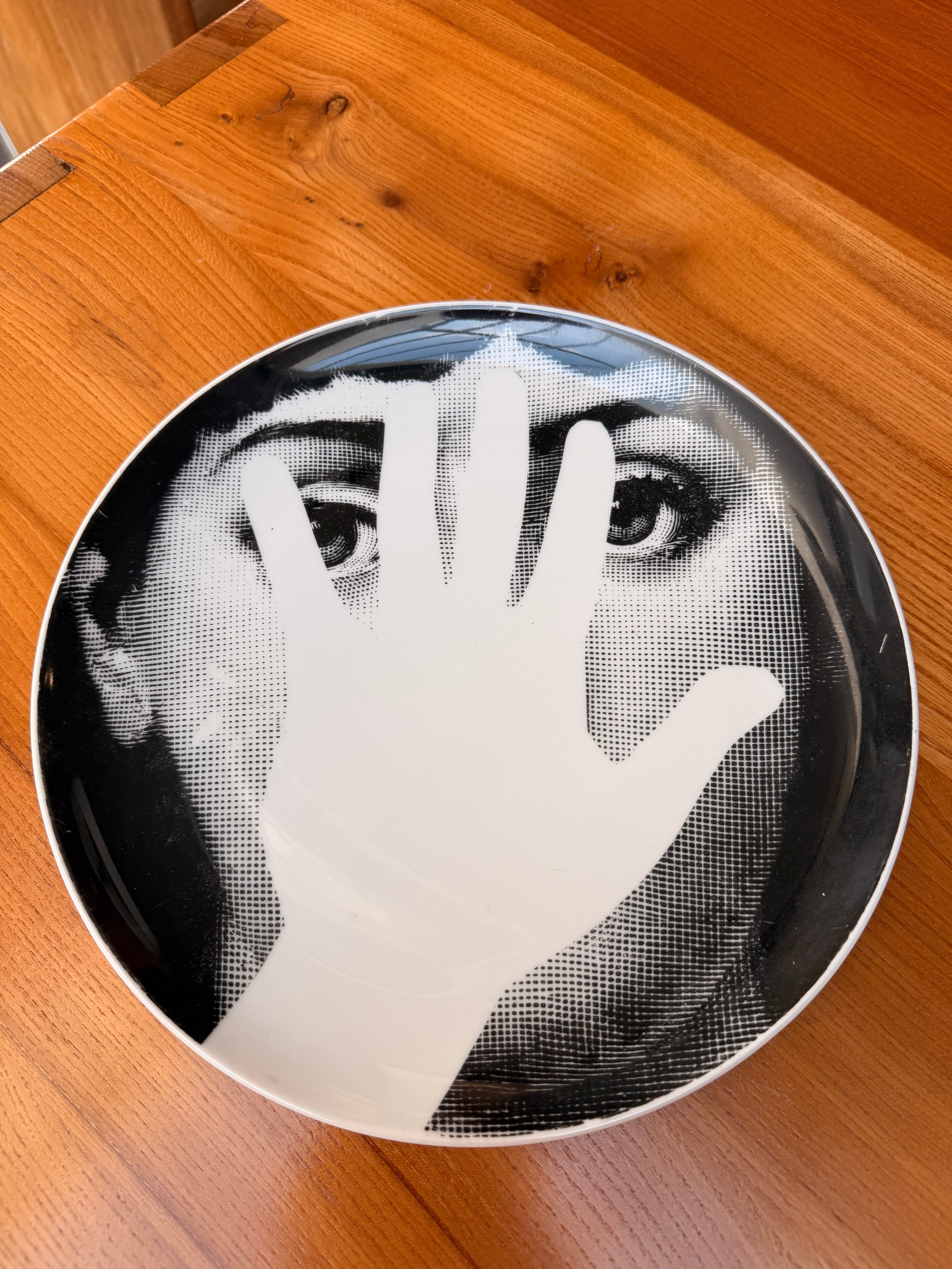 Assiette de Collection Fornasetti Milano – Série Iconique « Tema e Variazioni » (Vente à l'unité)