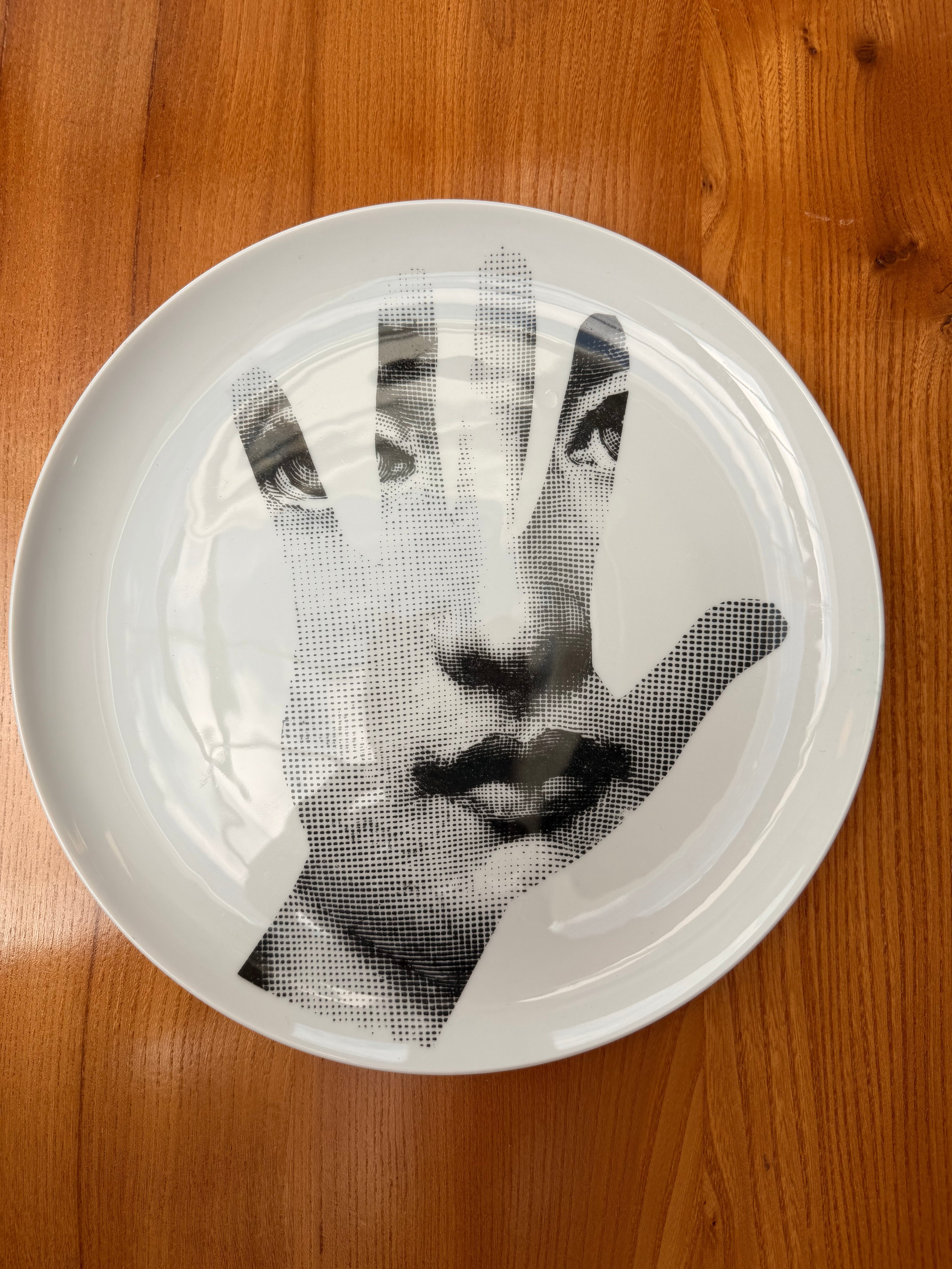 Assiette de Collection Fornasetti Milano – Série Iconique « Tema e Variazioni » (Vente à l'unité)
