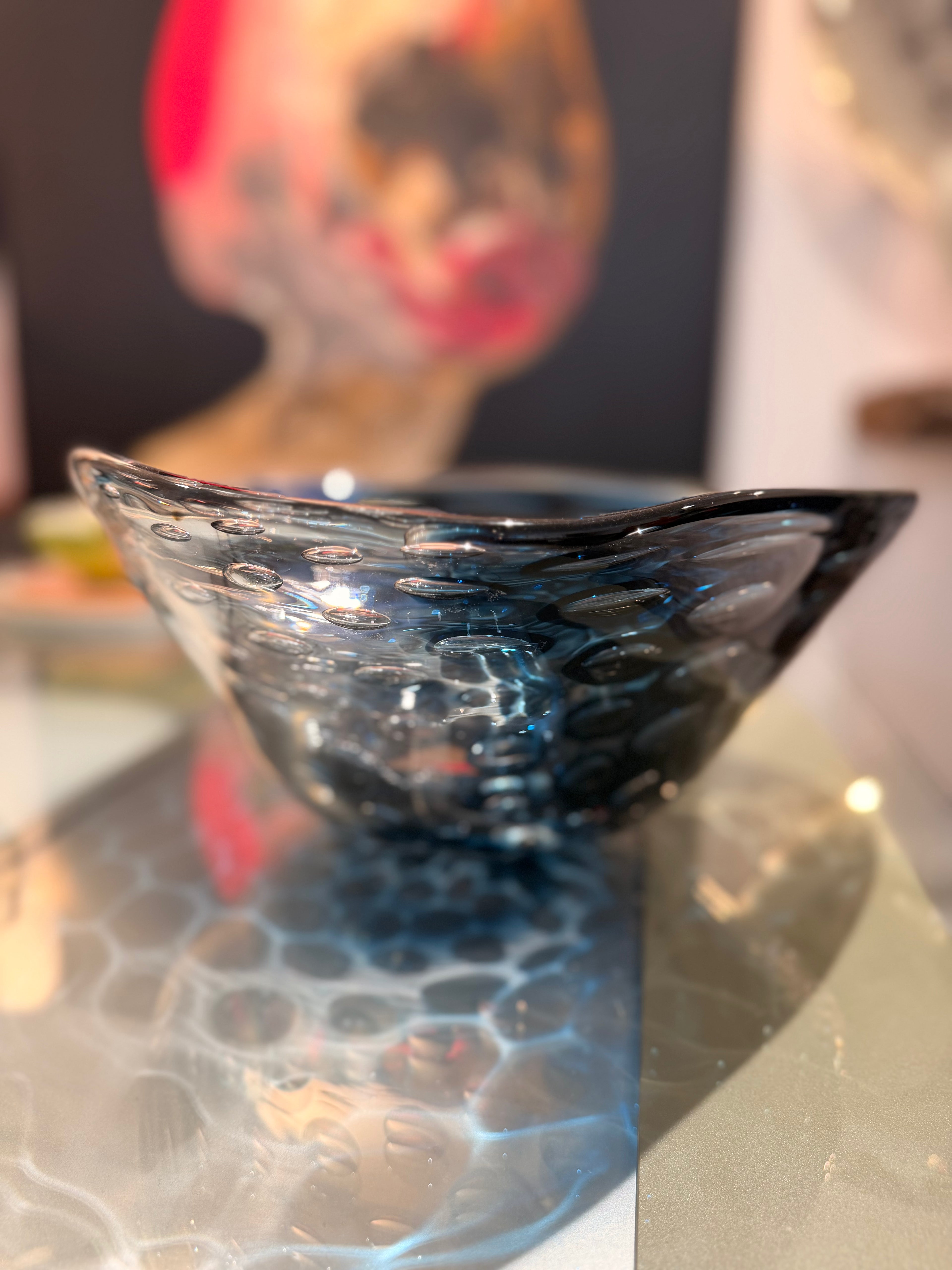 Coupe Sculpturale en Verre de Murano Bleu Cobalte à Motif Alvéolé (Bullicante / Optique)