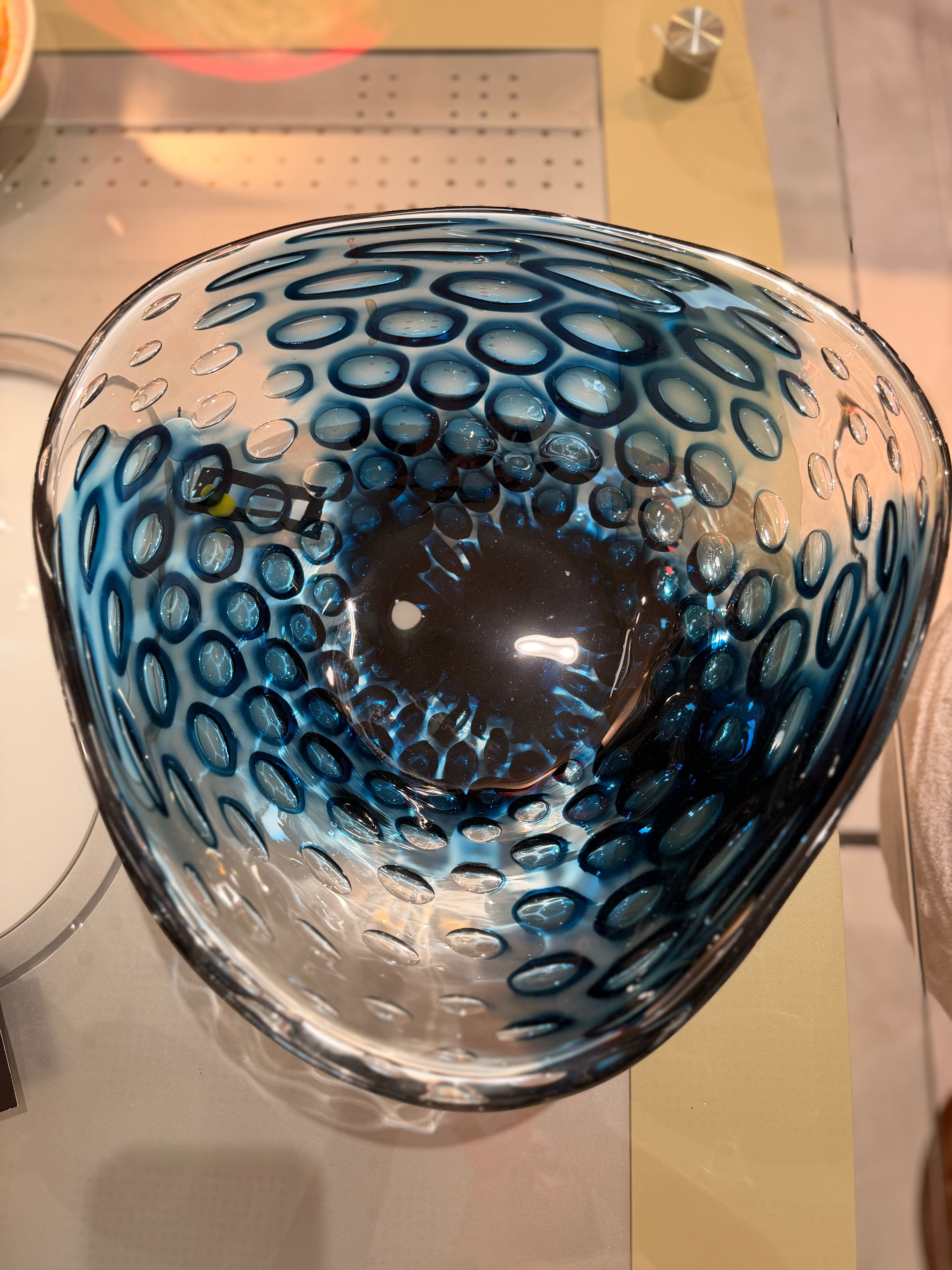 Coupe Sculpturale en Verre de Murano Bleu Cobalte à Motif Alvéolé (Bullicante / Optique)